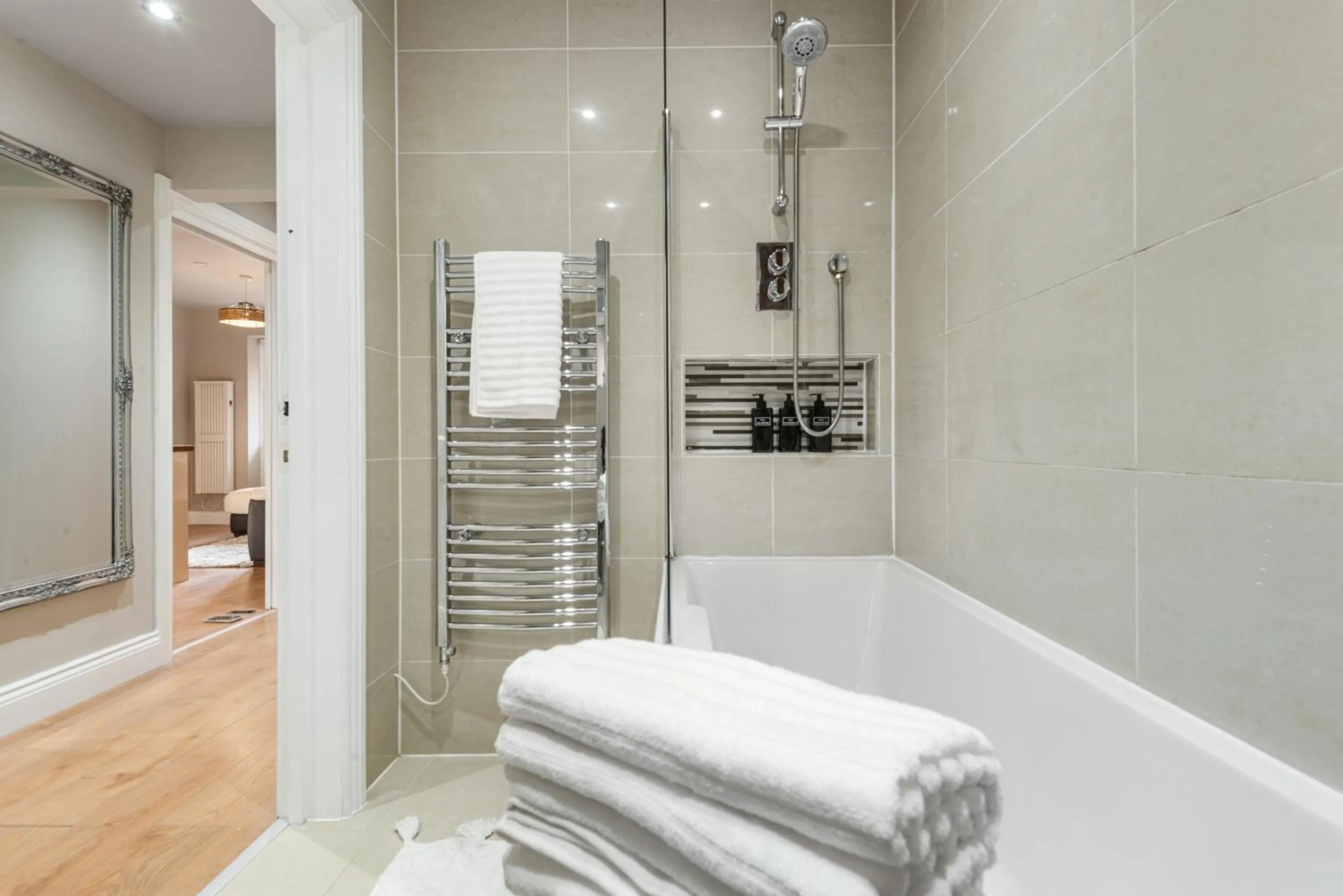 Shower in Central Whitechapel - Steps from Station & Sights!