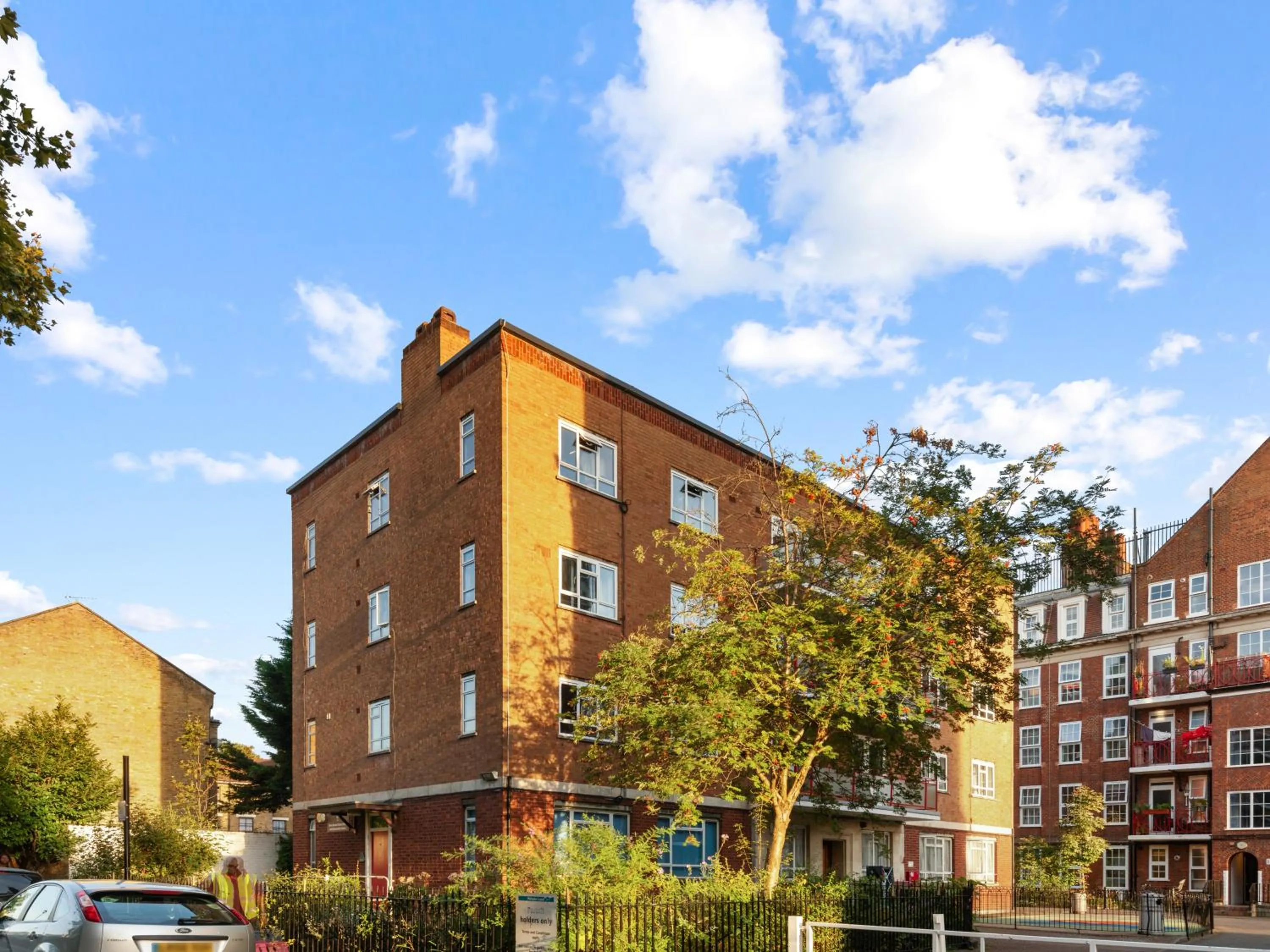 Property building in Central Whitechapel - Steps from Station & Sights!