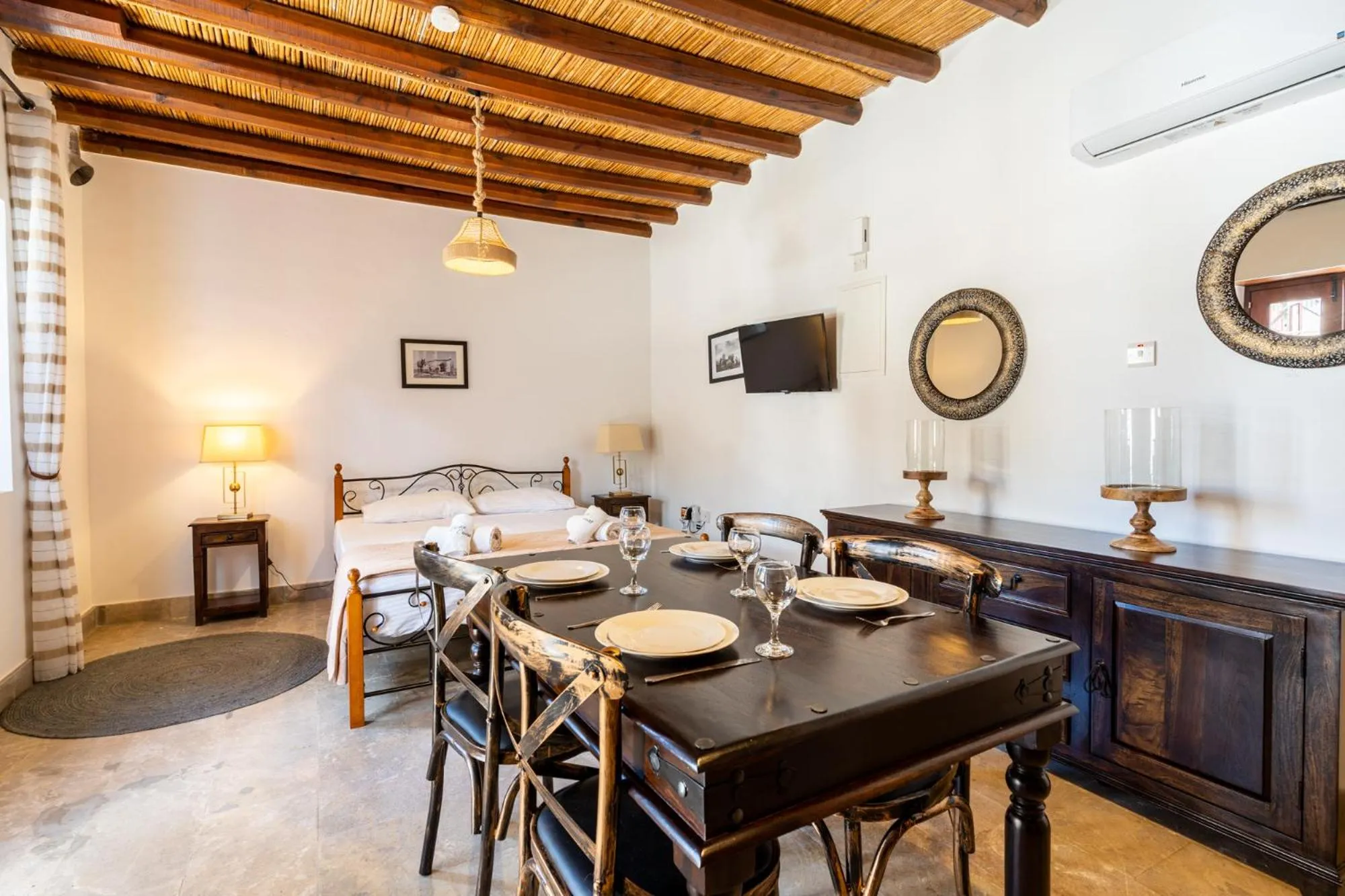 TV and multimedia in Stone Court Boutique Studios