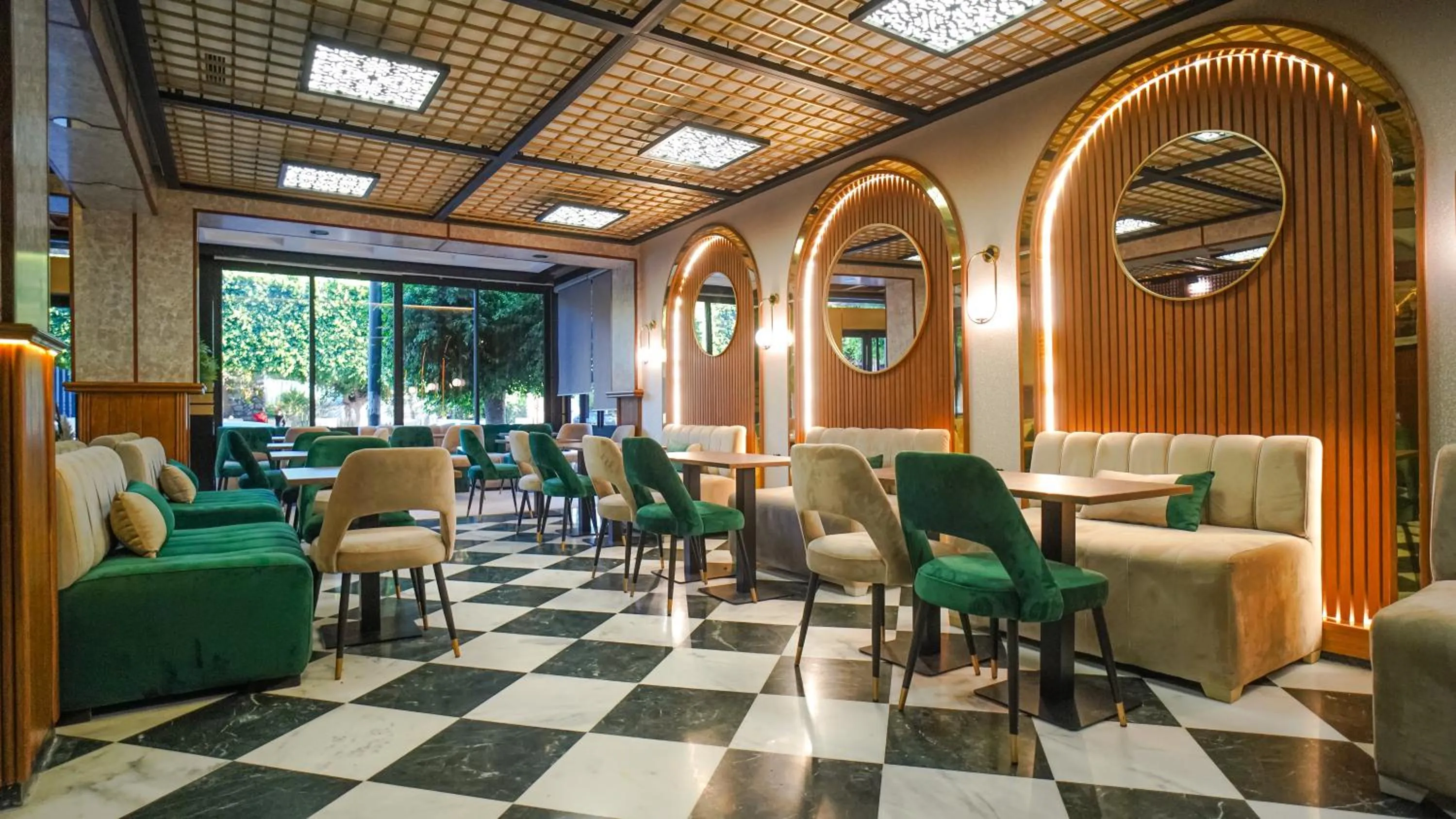 Restaurant/places to eat in Razane Hôtel