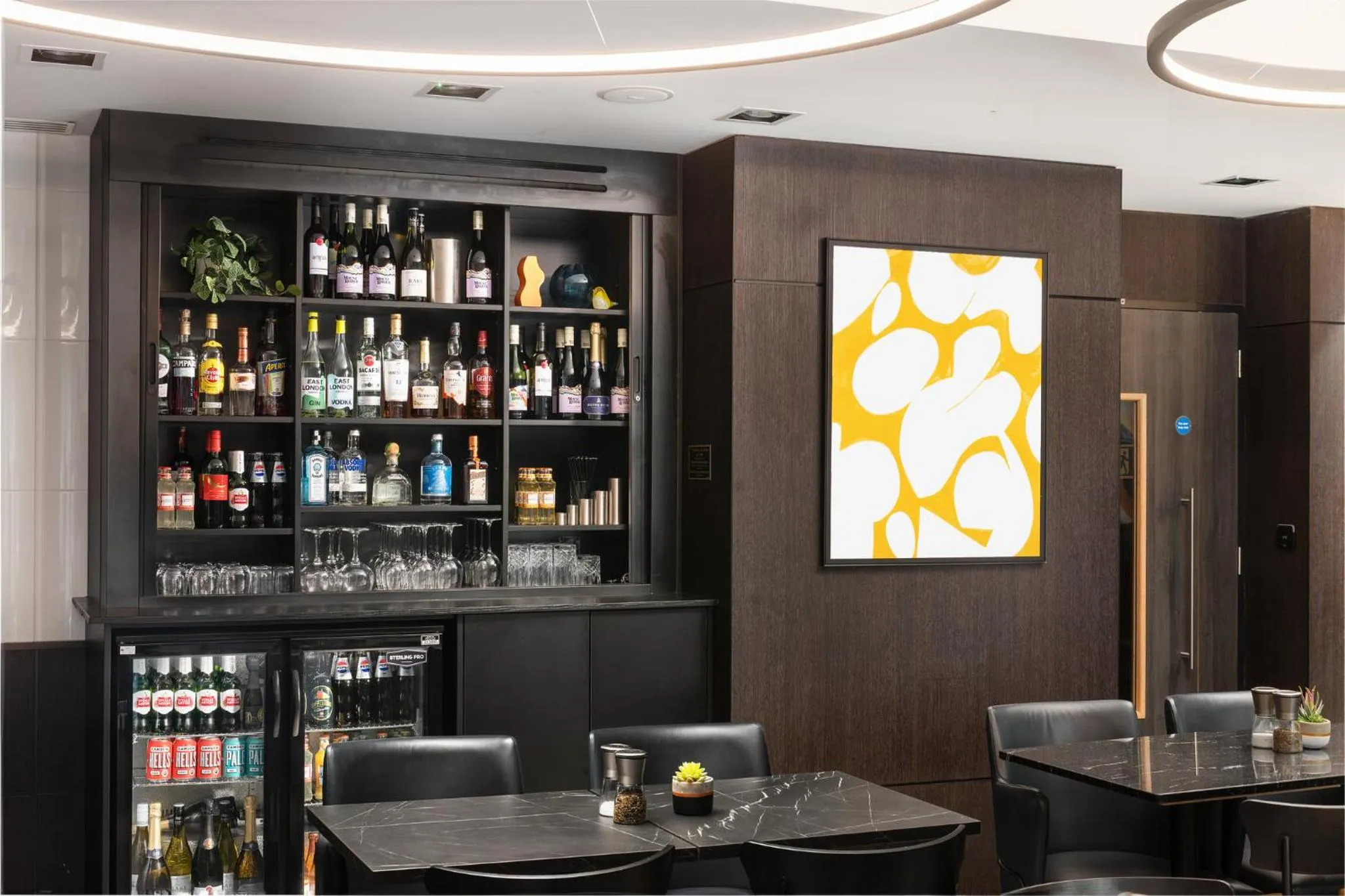 Lounge or bar in voco London Marylebone by IHG