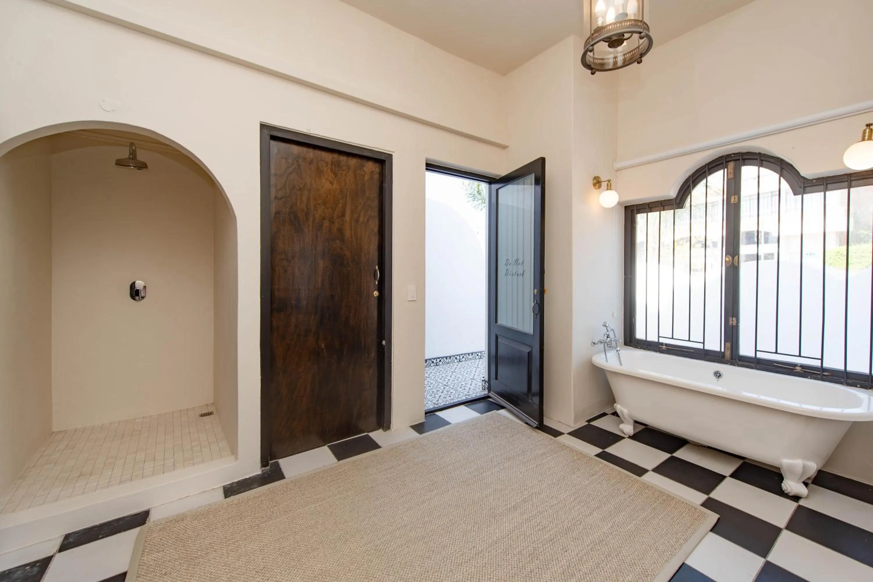 Shower, Bed in The Ivory Haus