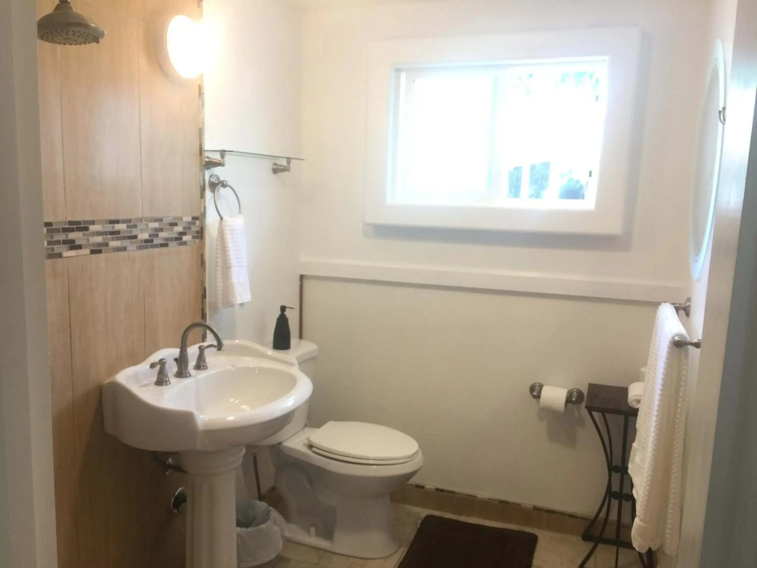Double Room with Private Bathroom - single occupancy in Aaron’s cottage Double Room with Private Bathroom - single occupancy in Aaron’s cottage