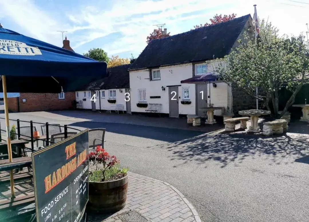 Twin Room - single occupancy in The Hardinge Arms Twin Room - single occupancy in The Hardinge Arms