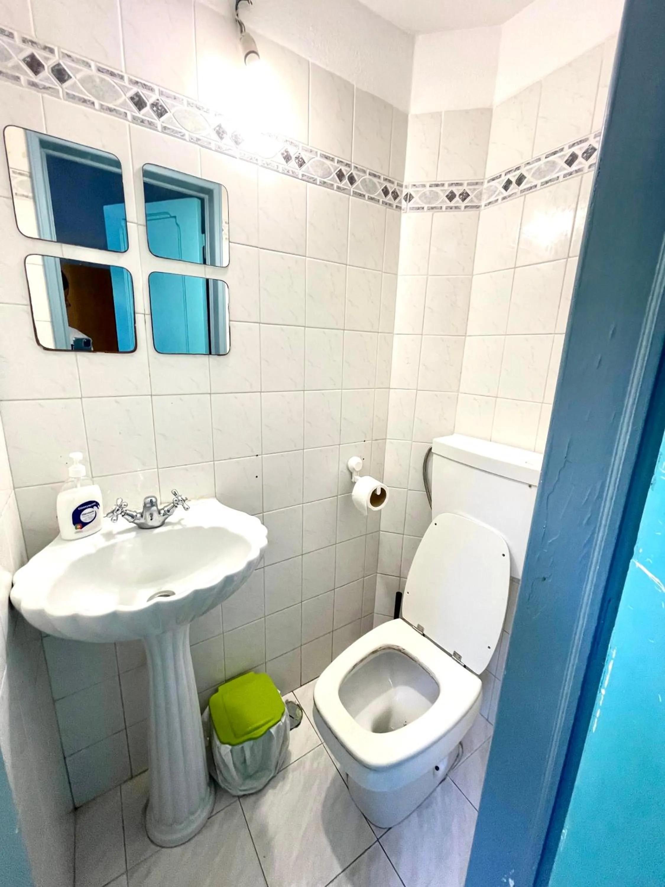 Toilet in Lisboa Parque Guest House