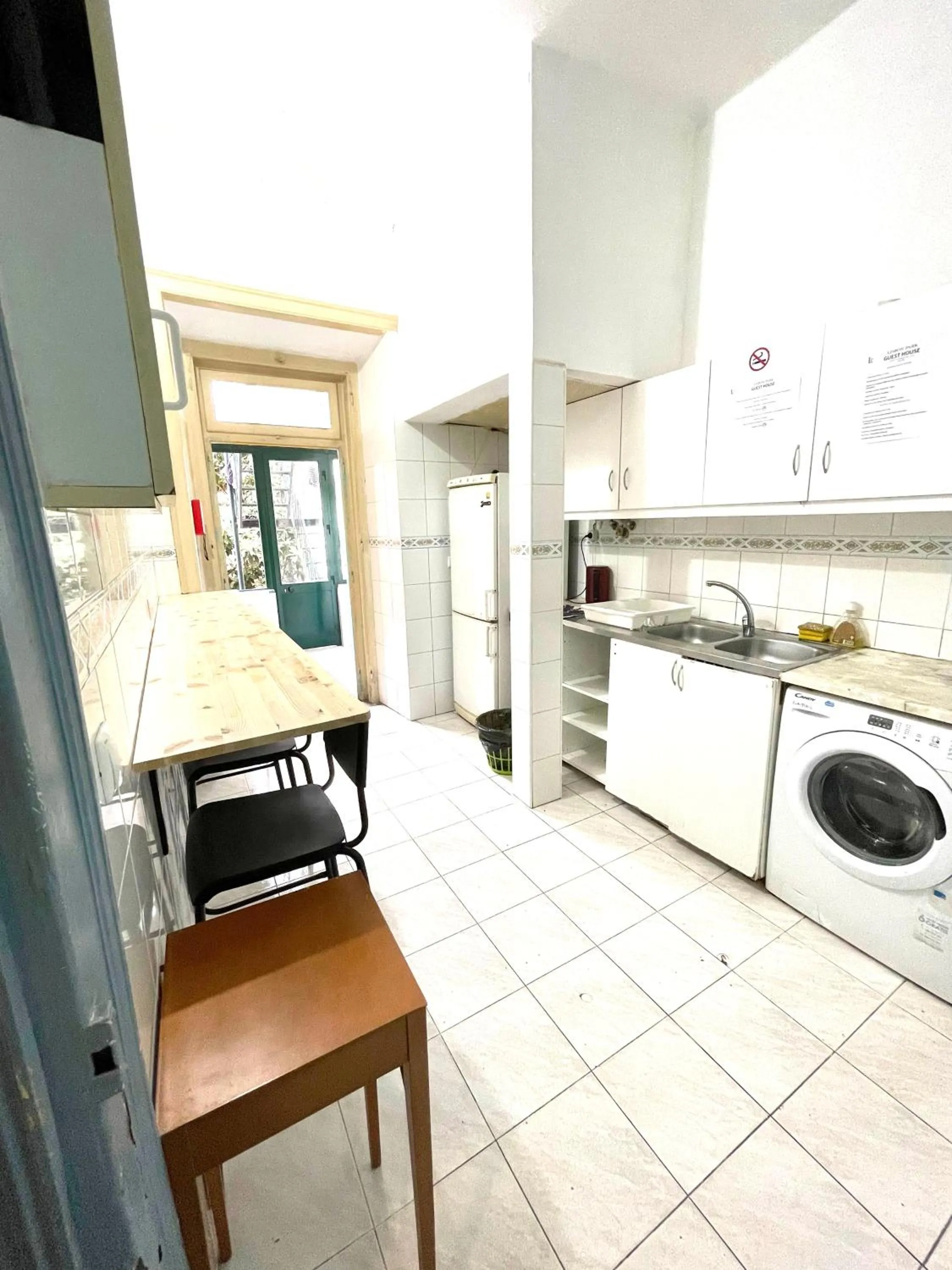 Kitchen or kitchenette in Lisboa Parque Guest House