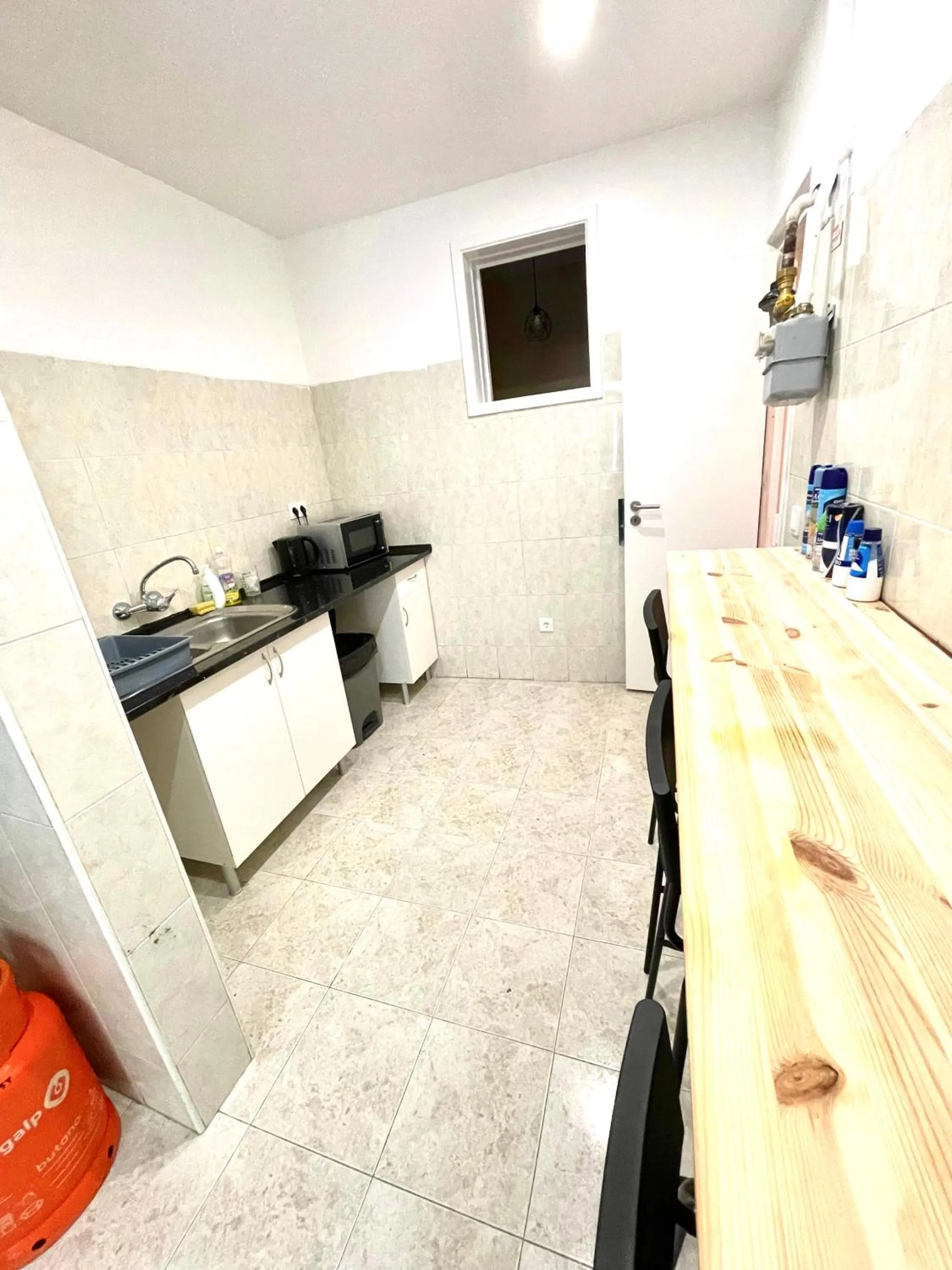 Communal kitchen in Lisboa Parque Guest House