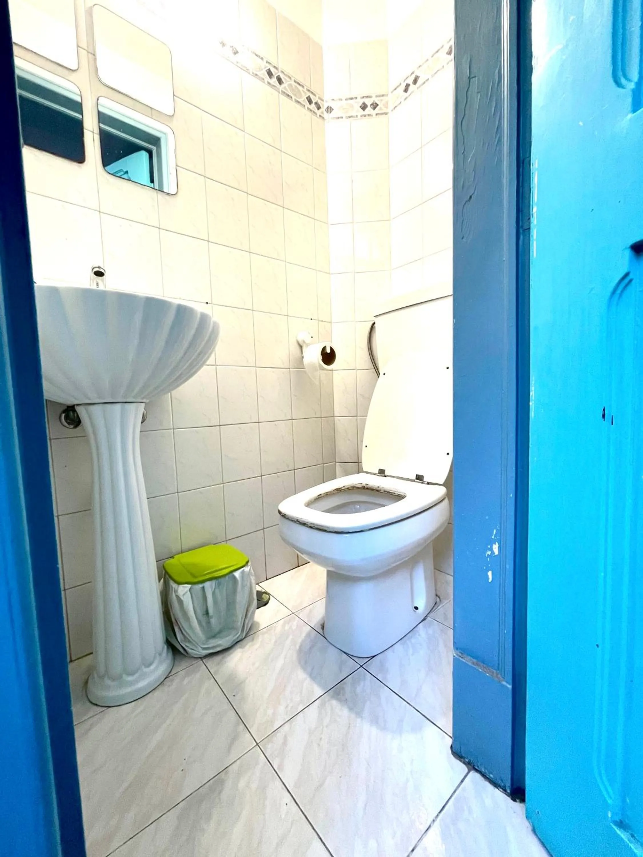 Toilet in Lisboa Parque Guest House