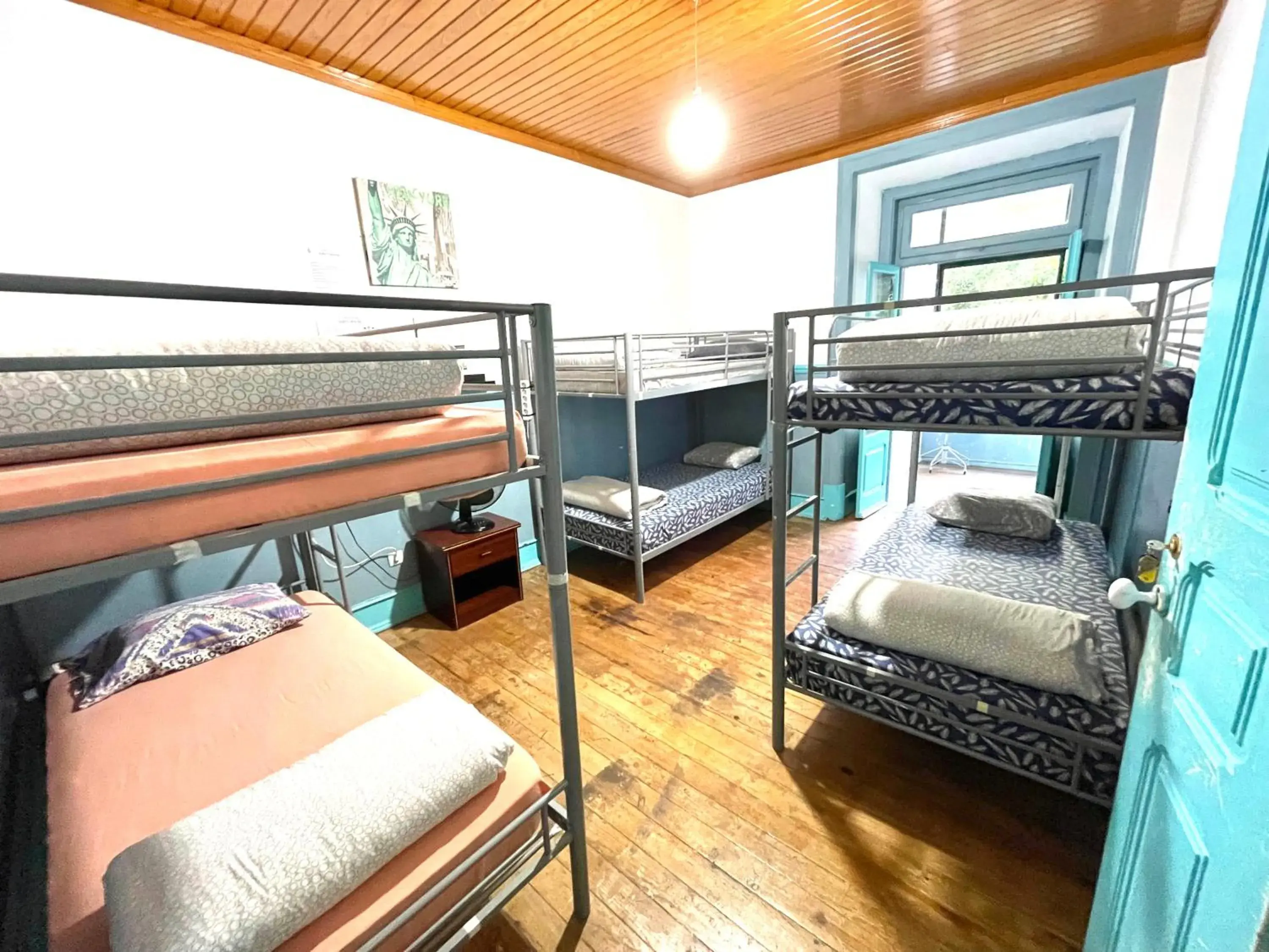 Bed in 6-Bed Mixed Dormitory Room in Lisboa Parque Guest House Bed in 6-Bed Mixed Dormitory Room in Lisboa Parque Guest House