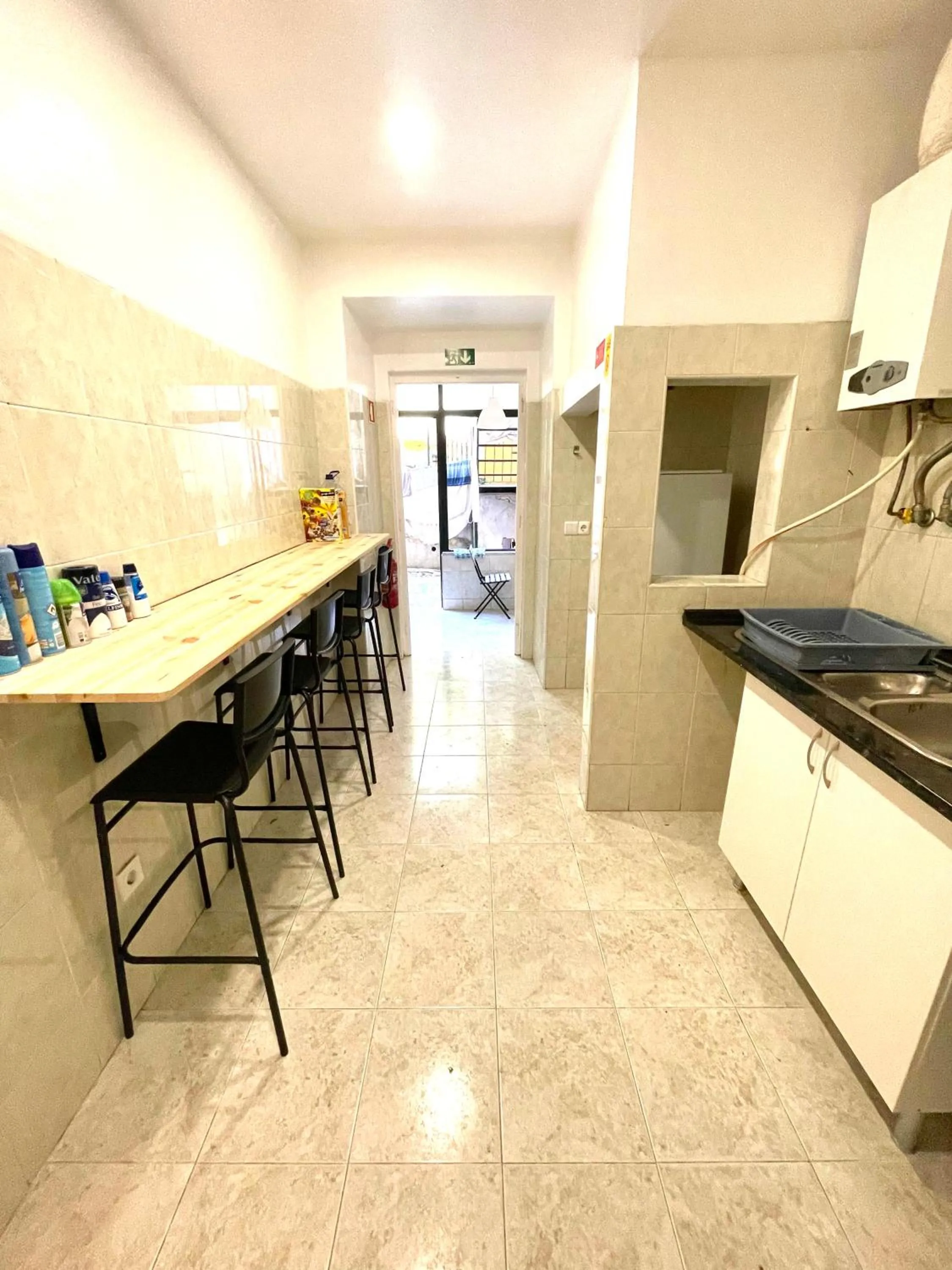 Communal kitchen in Lisboa Parque Guest House