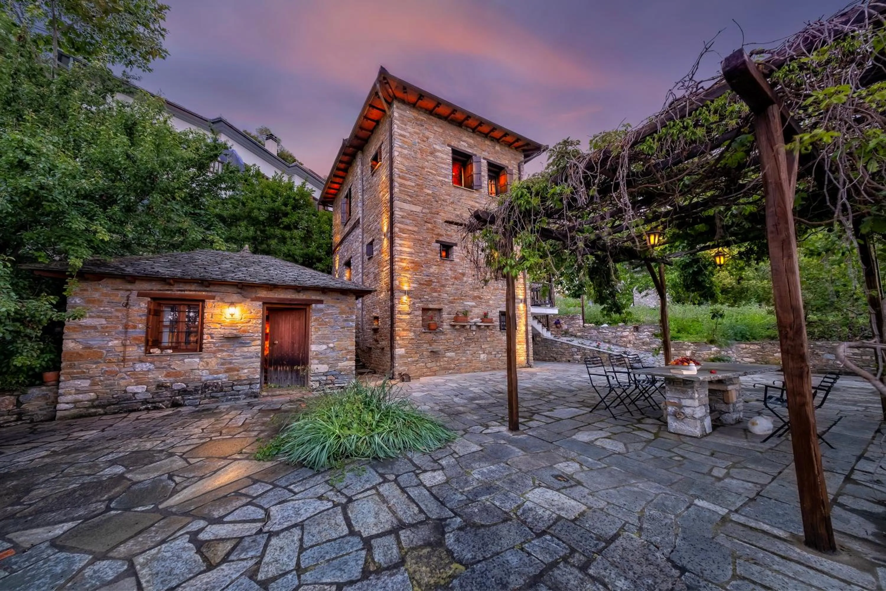 Property building in Palios Stathmos