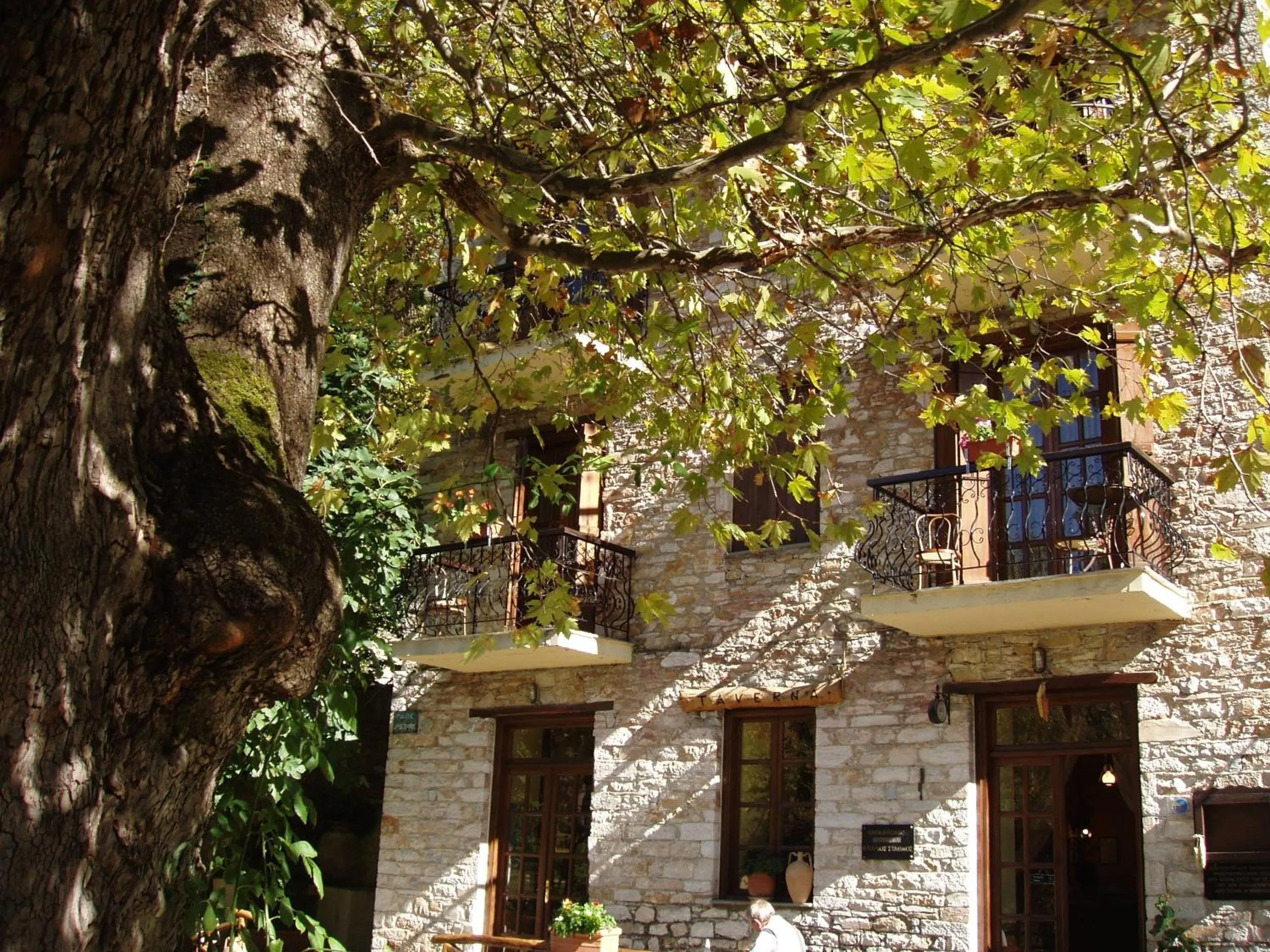 Property building in Palios Stathmos