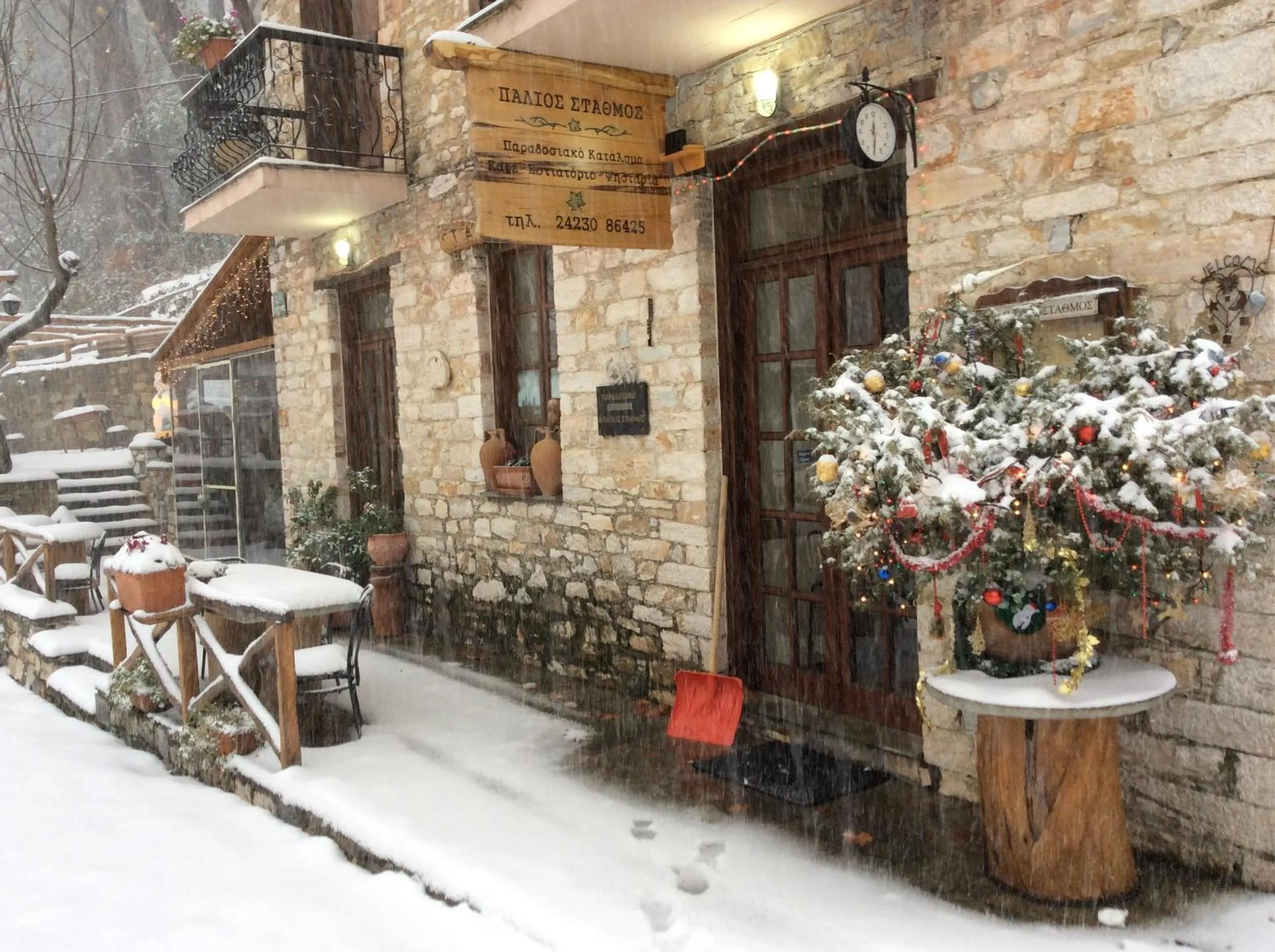 Facade/entrance in Palios Stathmos