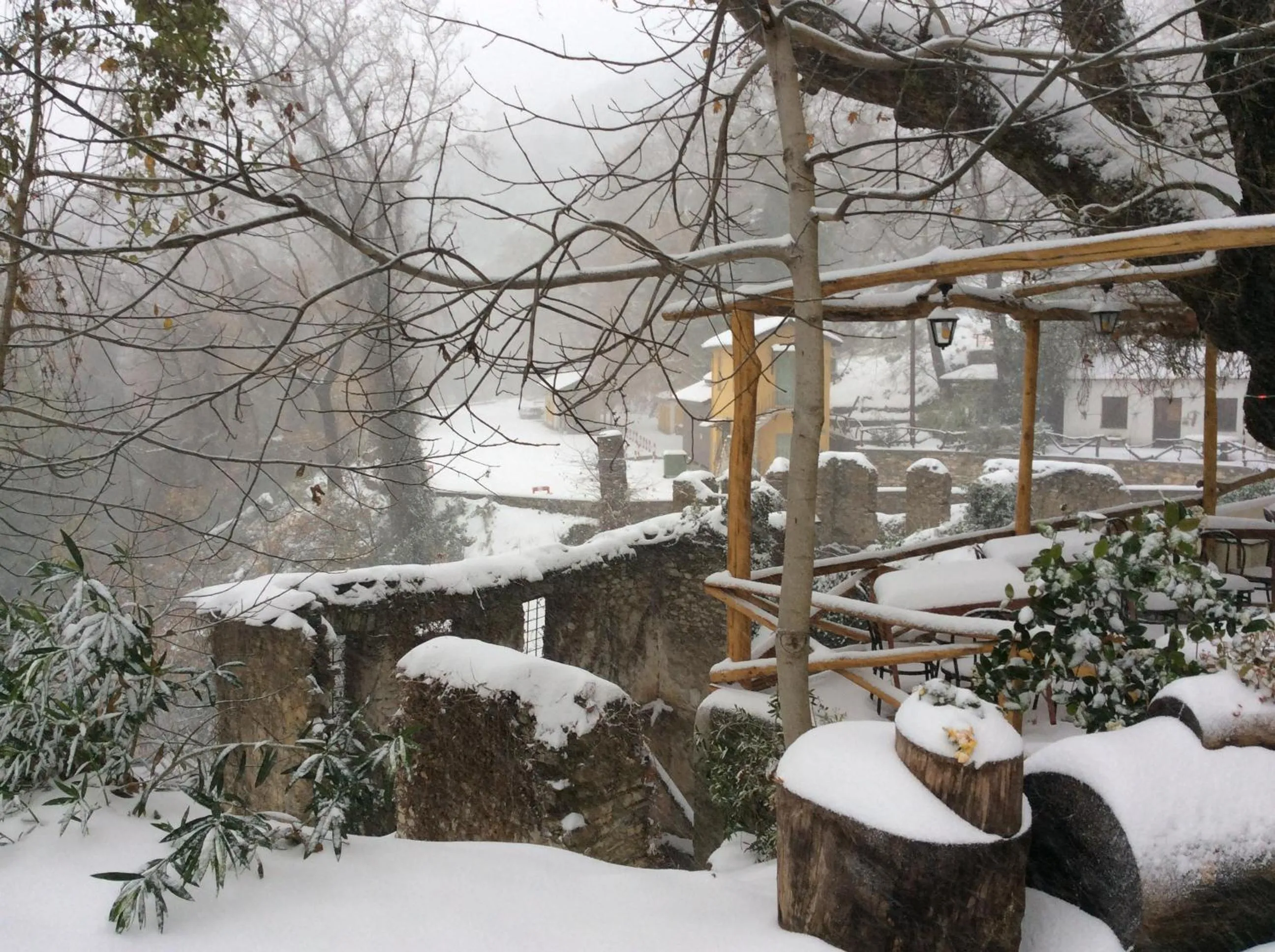 Property building in Palios Stathmos