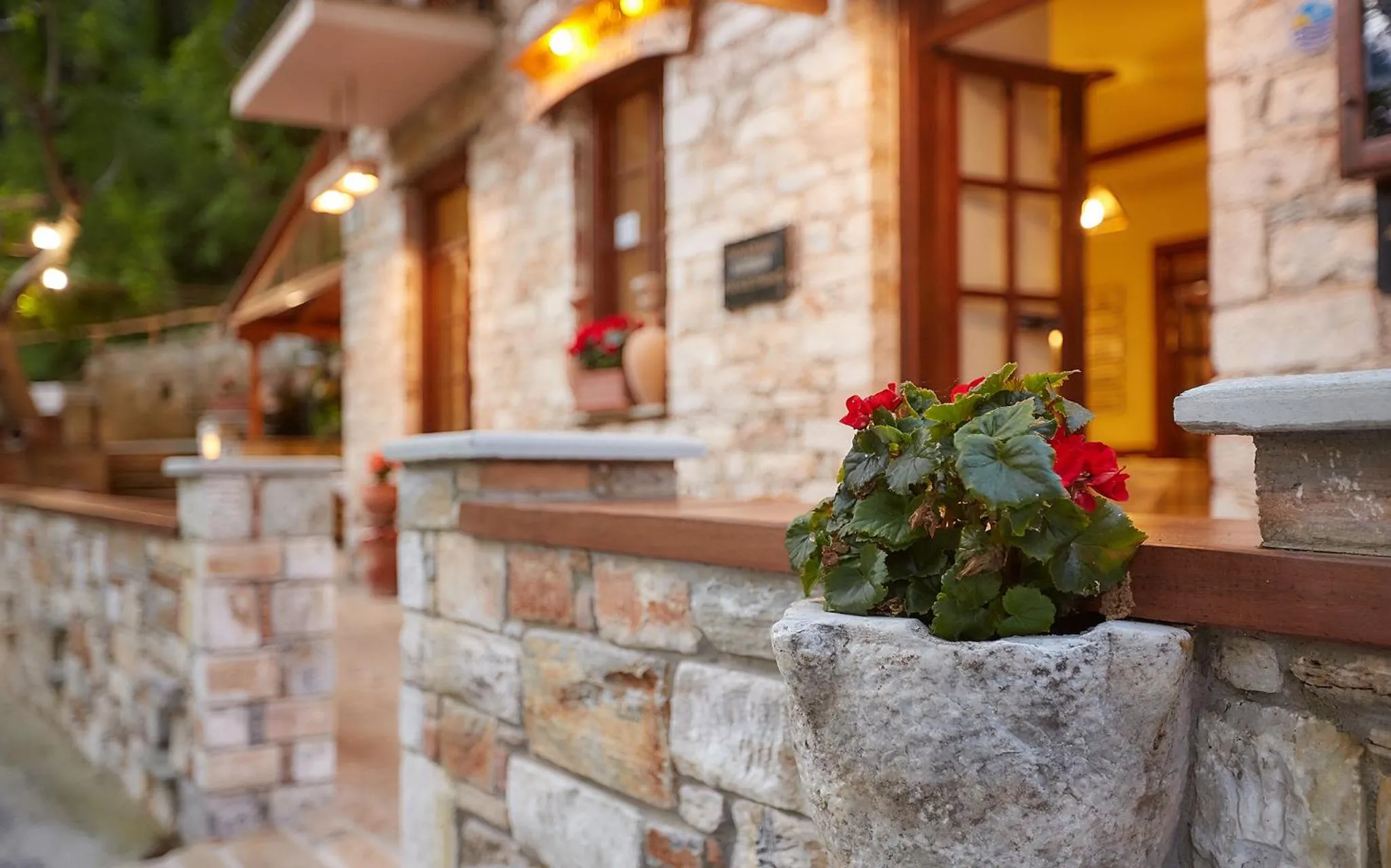 Property building in Palios Stathmos