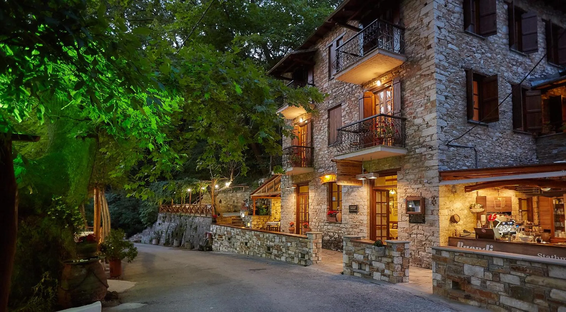 Facade/entrance in Palios Stathmos