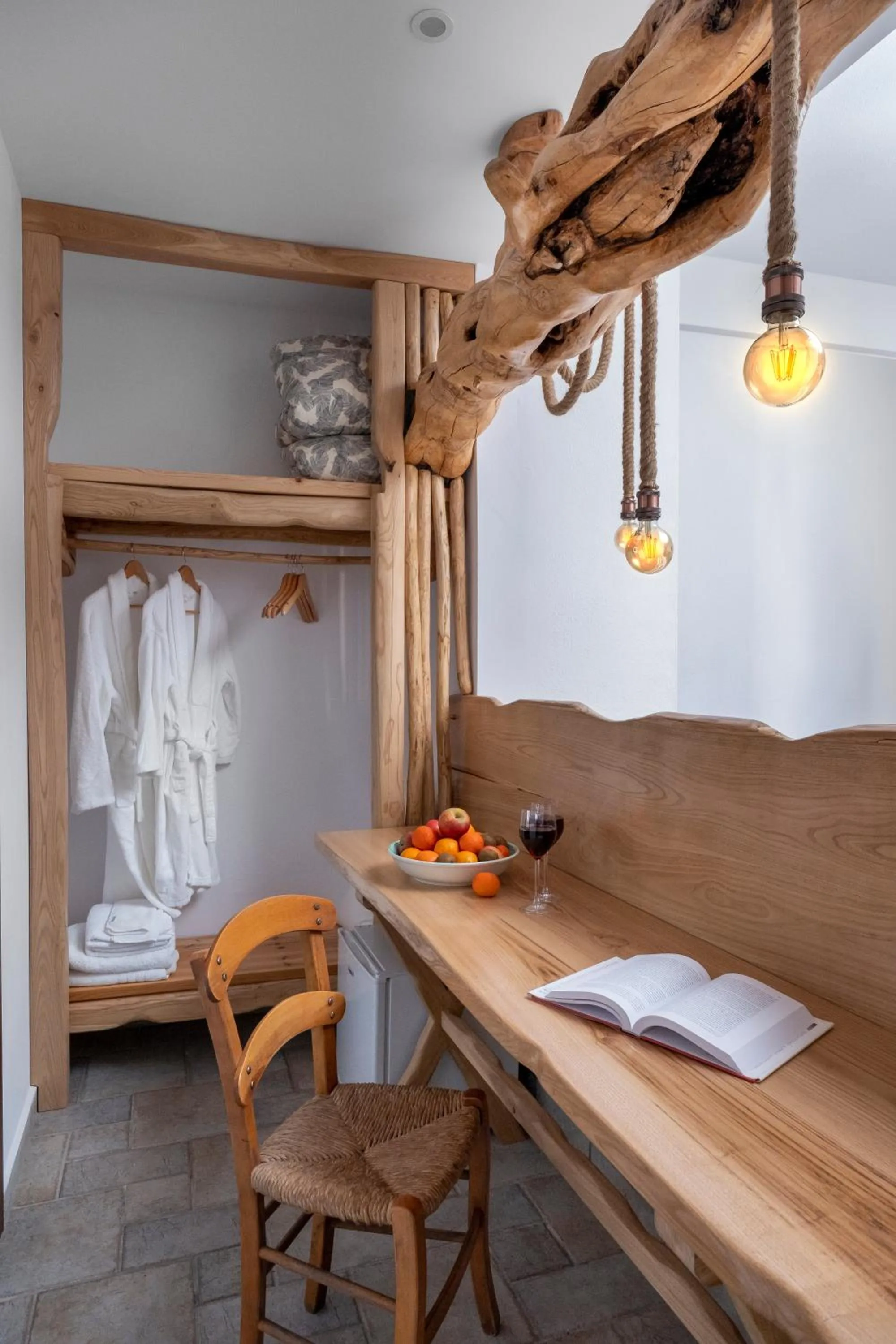 wardrobe in Palios Stathmos