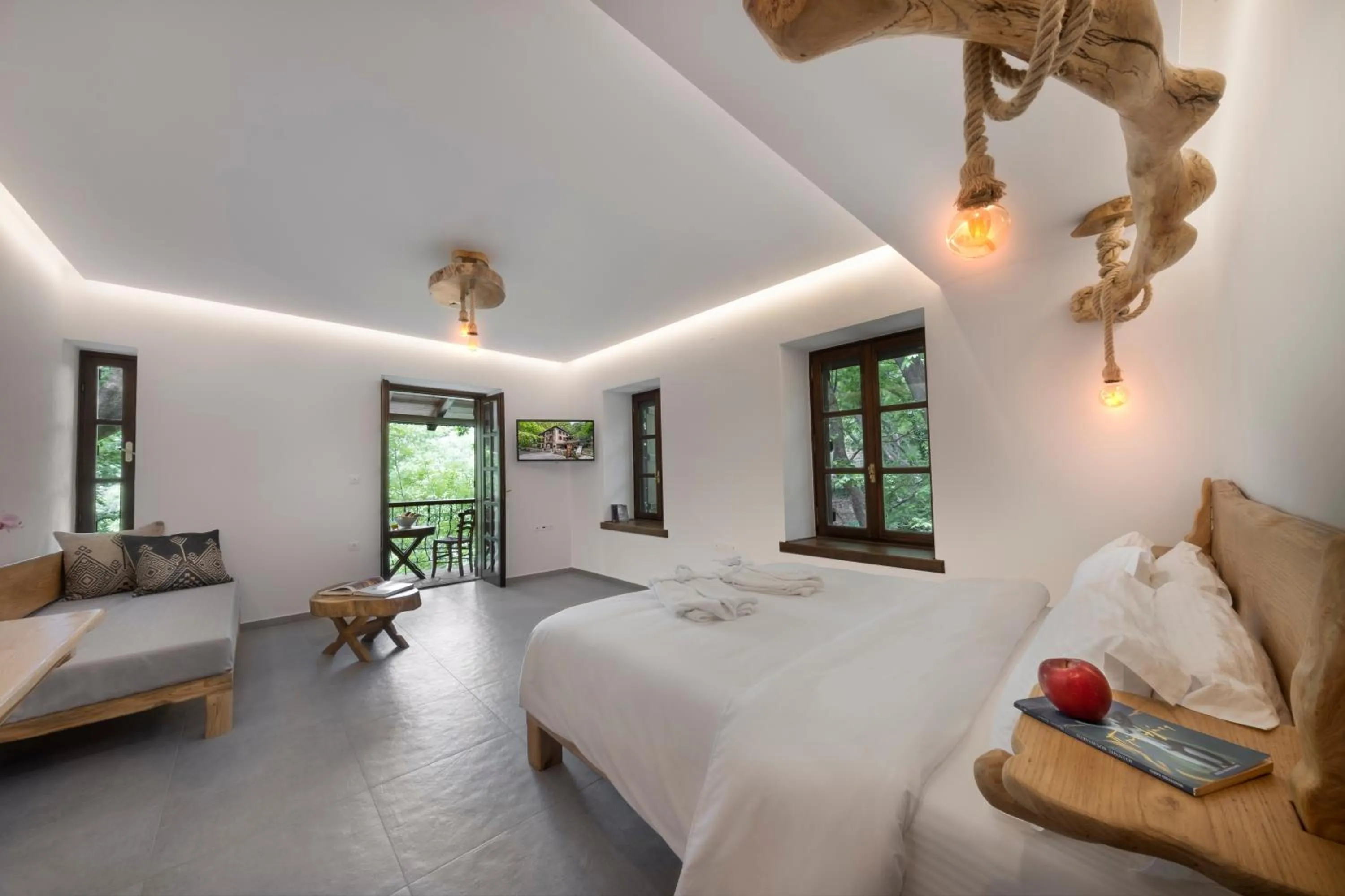 Photo of the whole room, Bed in Palios Stathmos