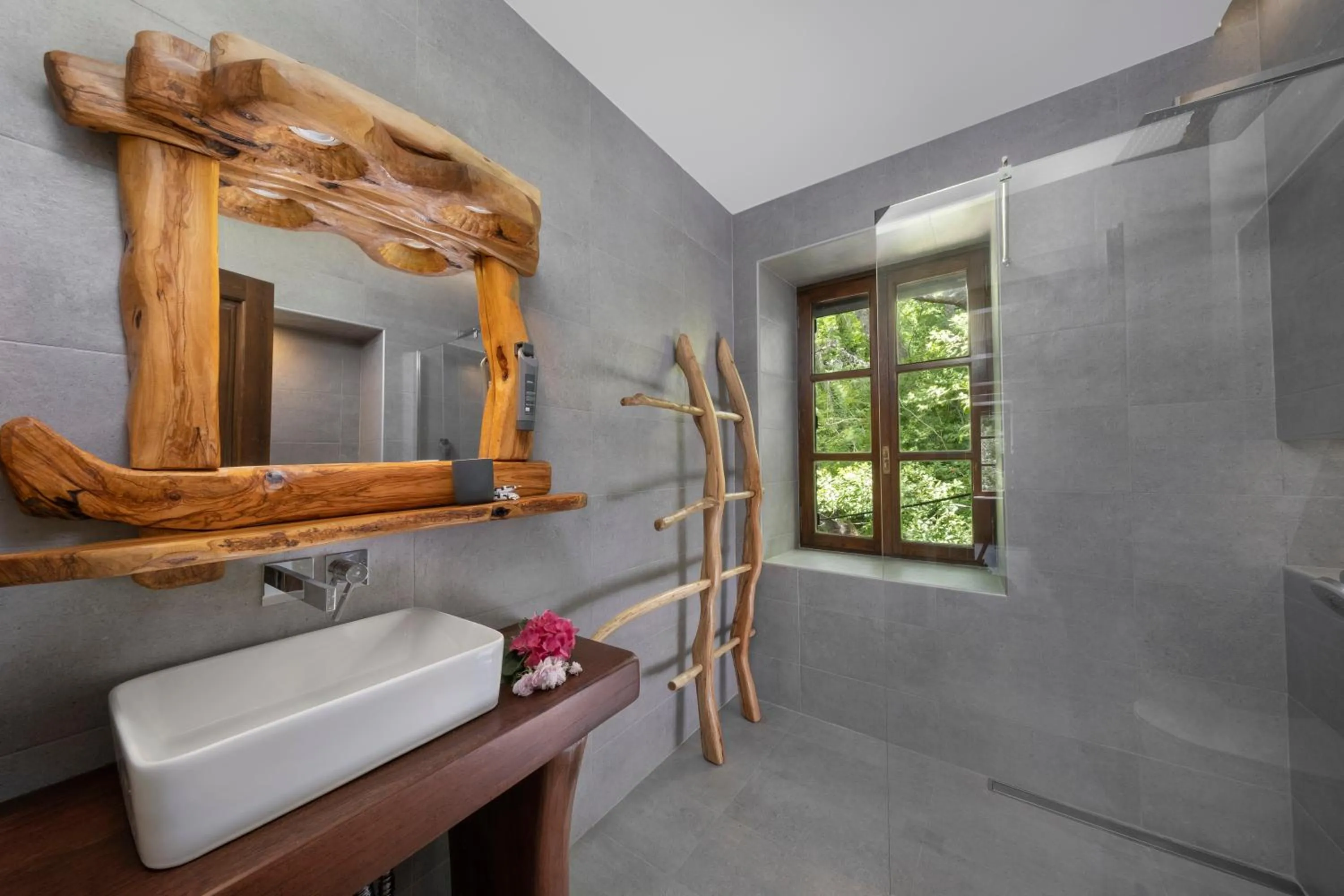 Shower in Palios Stathmos