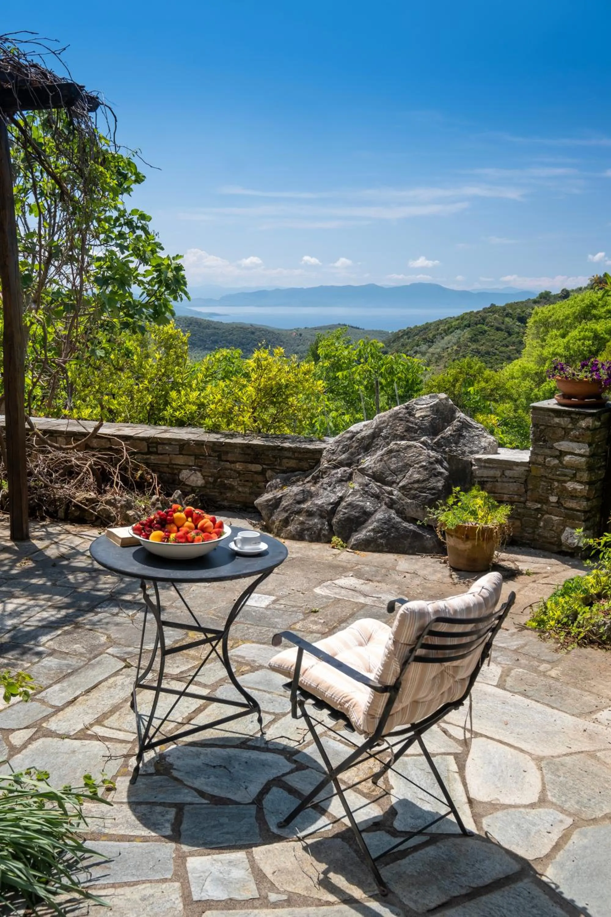 Property building in Palios Stathmos