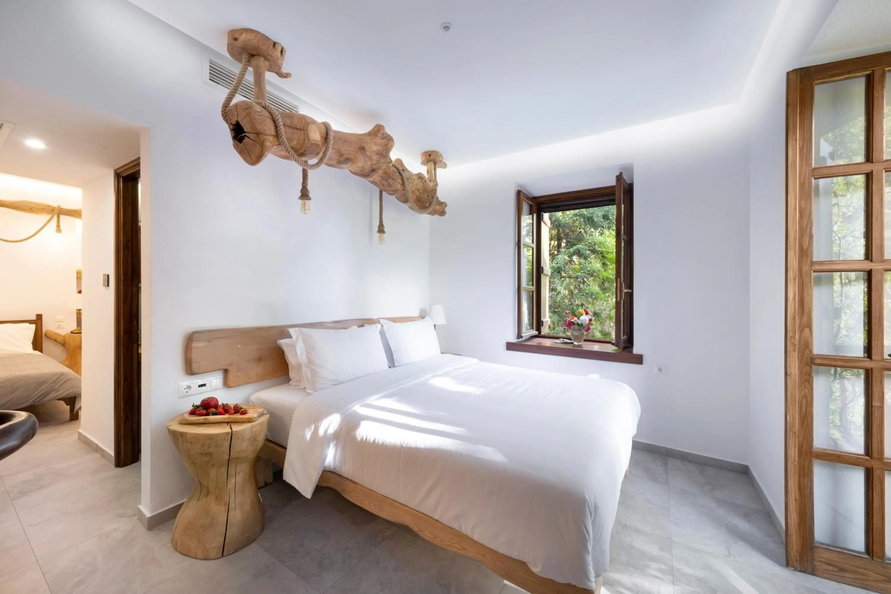 Photo of the whole room, Bed in Palios Stathmos