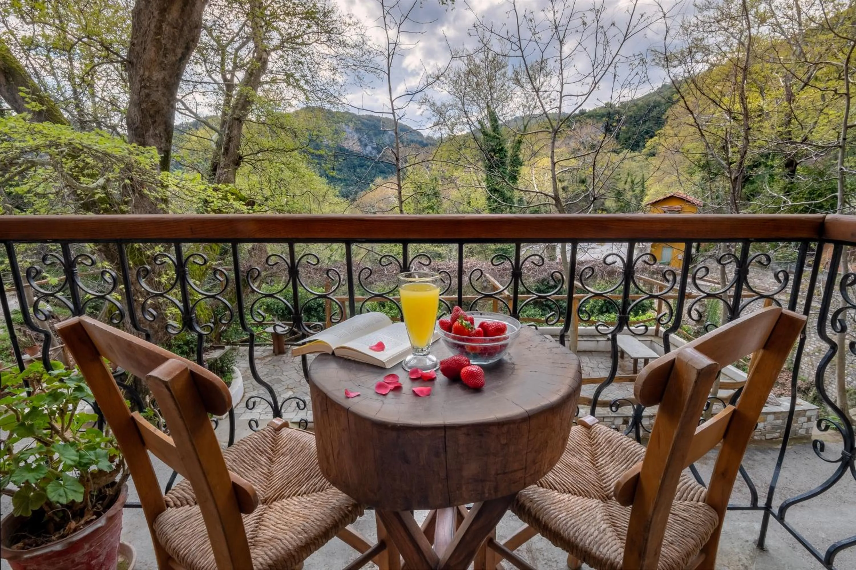 Property building in Palios Stathmos