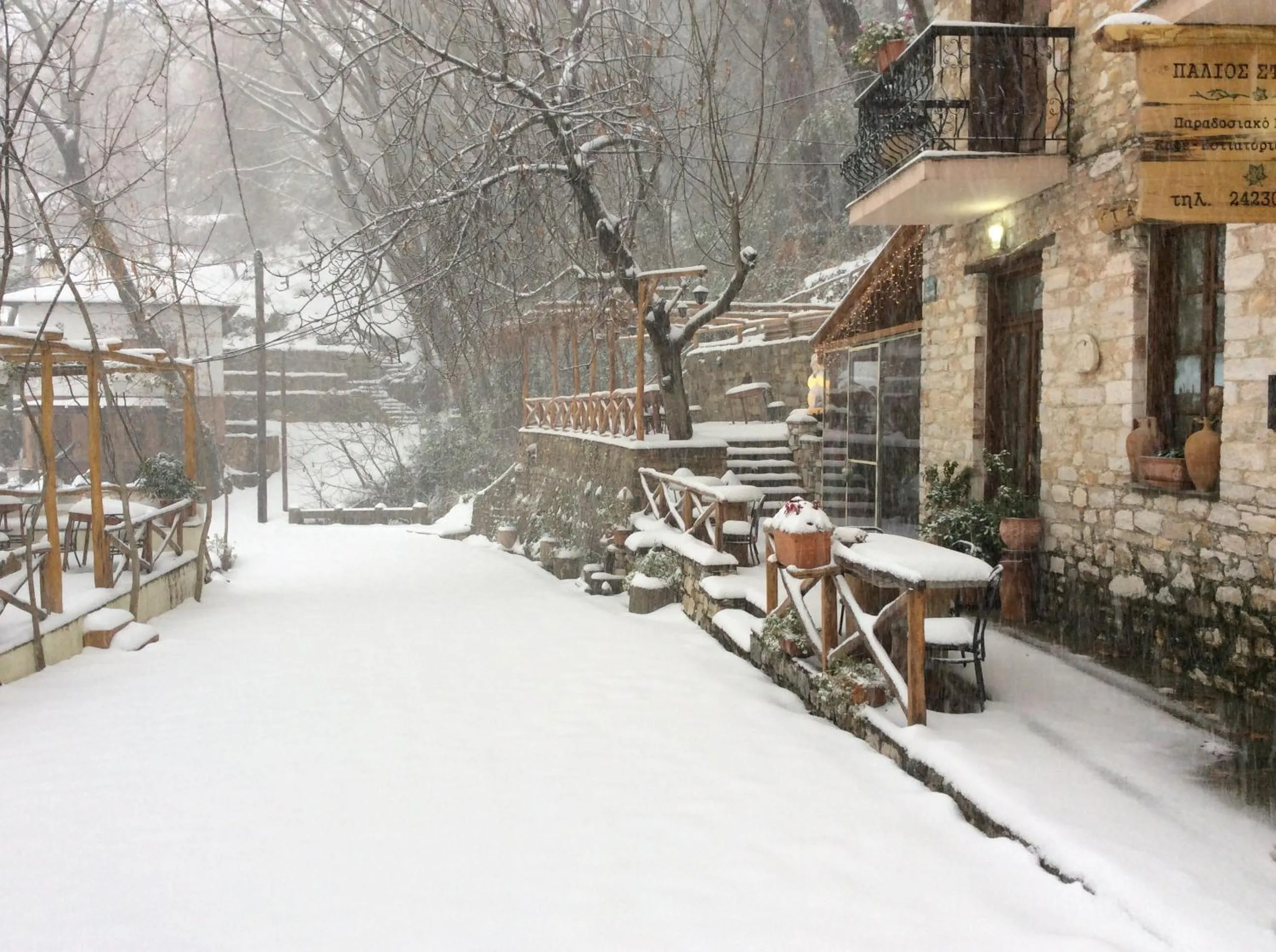 Property building in Palios Stathmos