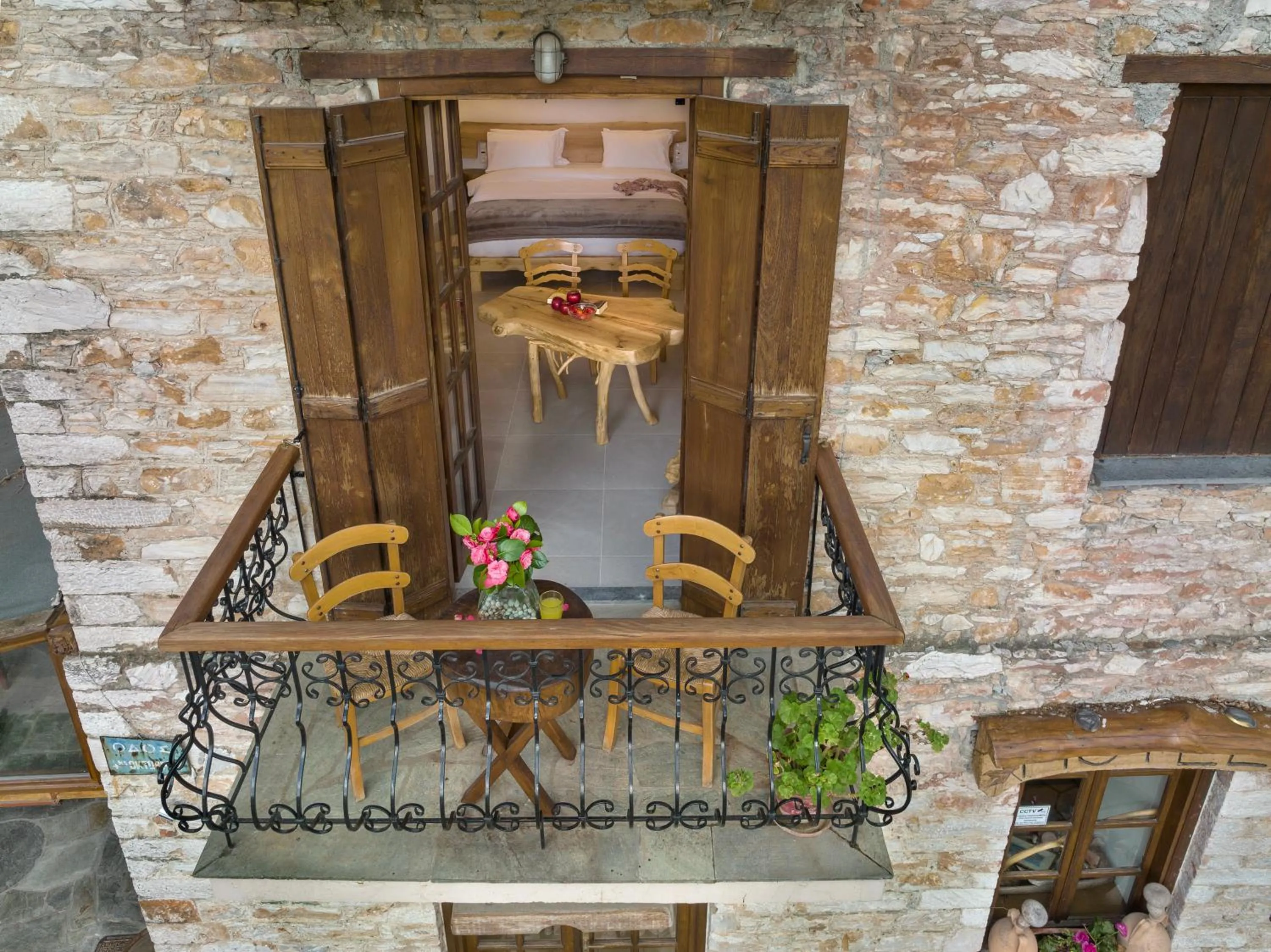 Property building in Palios Stathmos