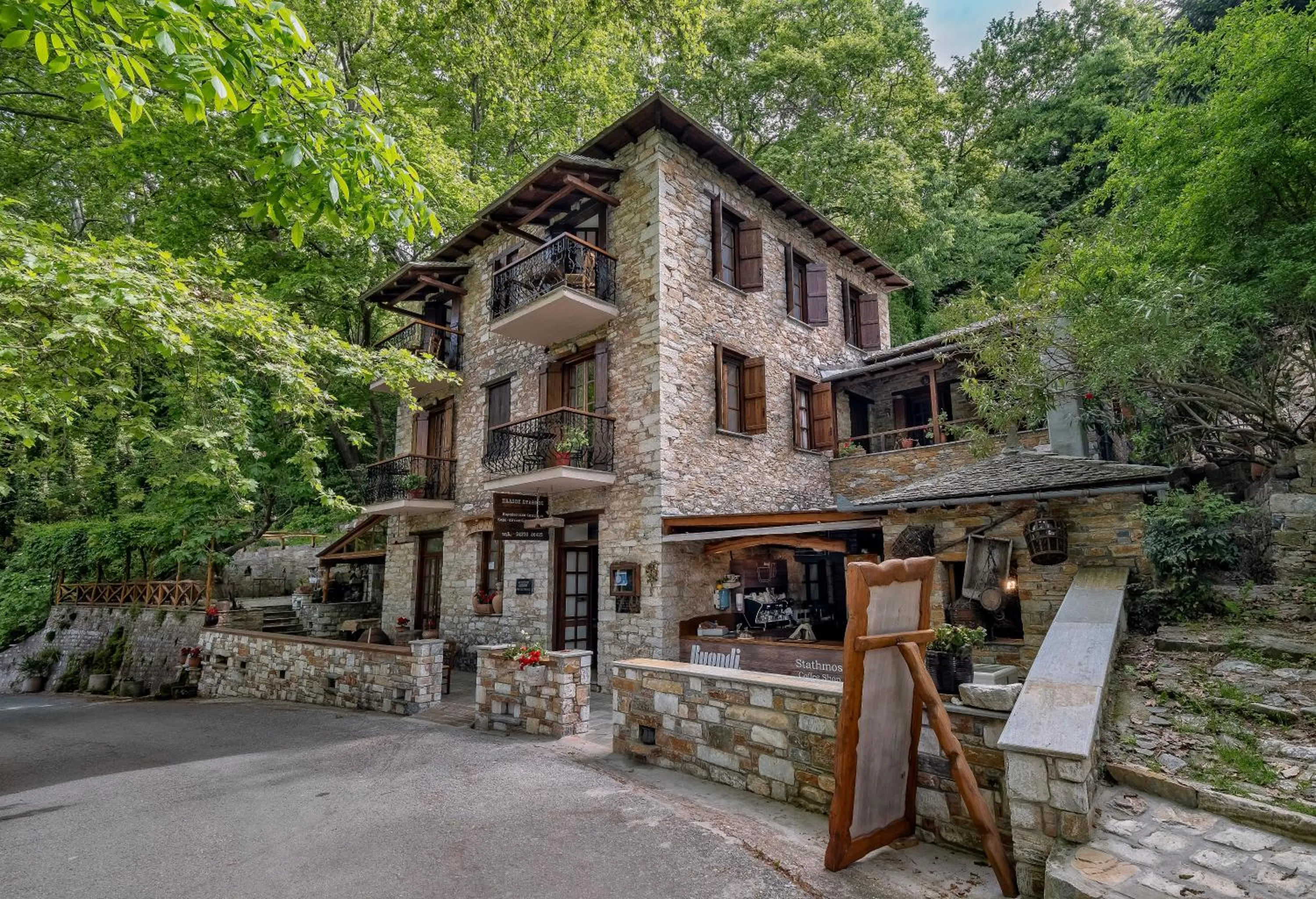 Property building in Palios Stathmos