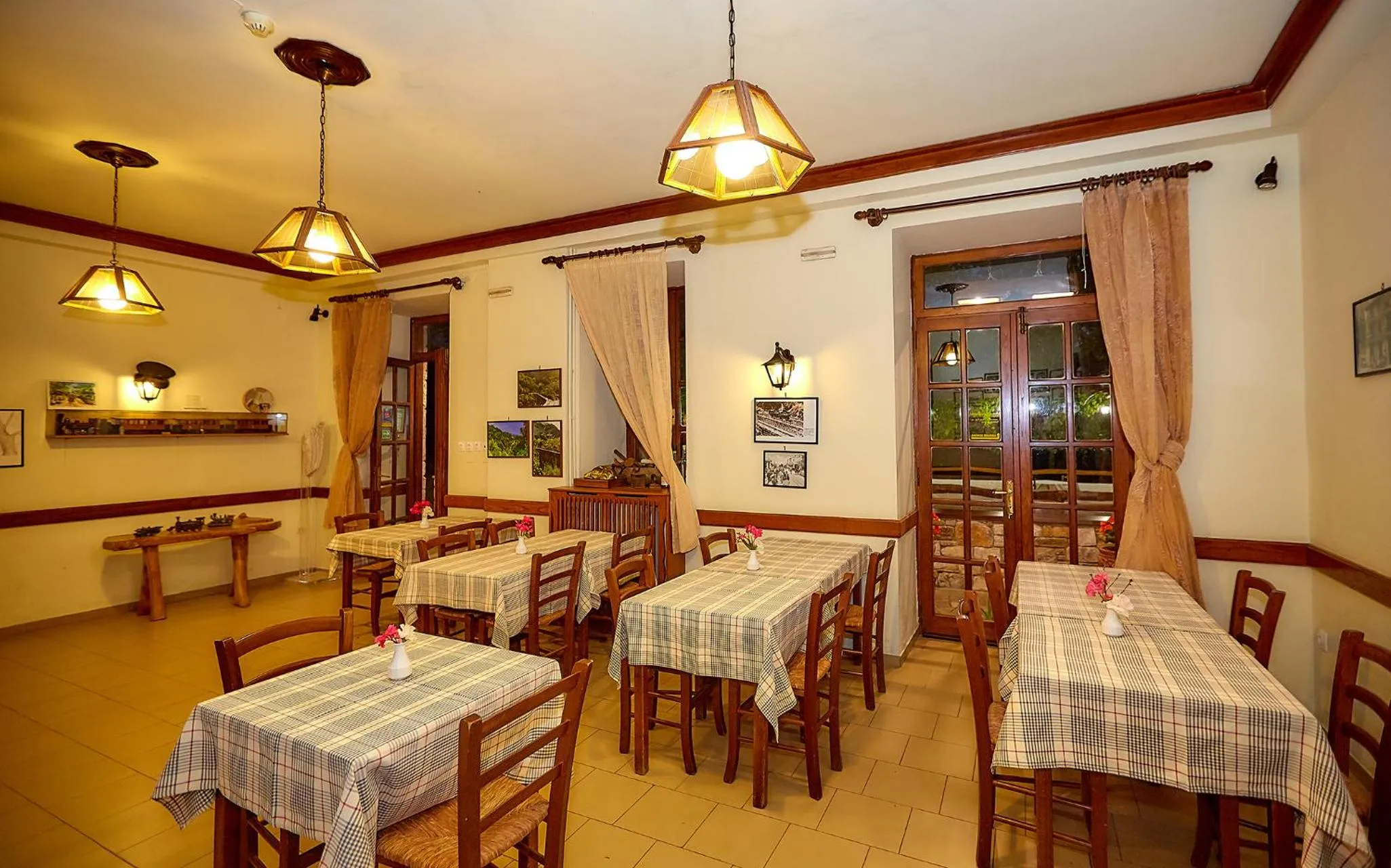 Restaurant/places to eat in Palios Stathmos