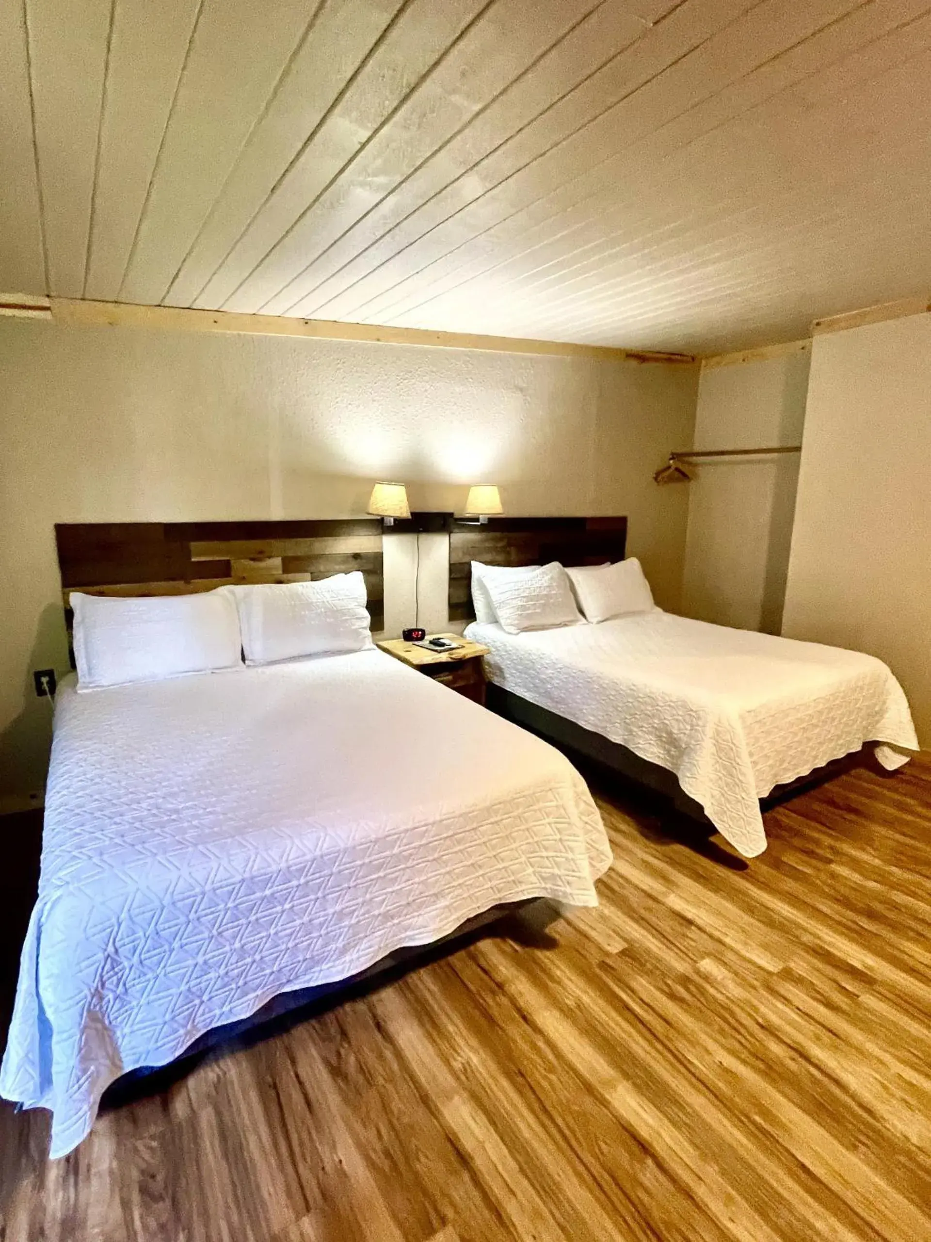 Deluxe Queen Room with Two Queen Beds in The Idaho Lodge & RV Park Deluxe Queen Room with Two Queen Beds in The Idaho Lodge & RV Park
