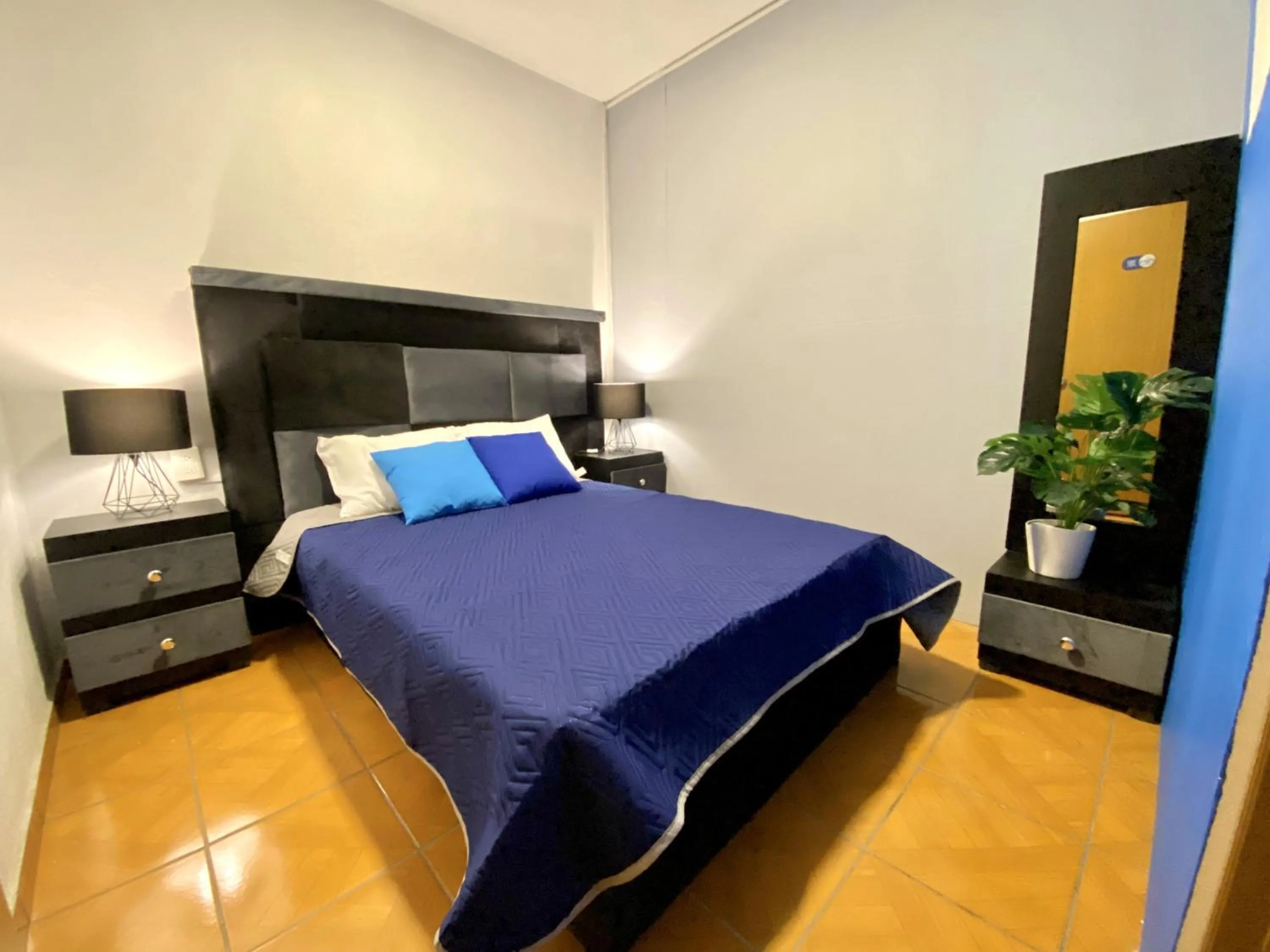Budget Double Room in RMS Hostal - Cibeles