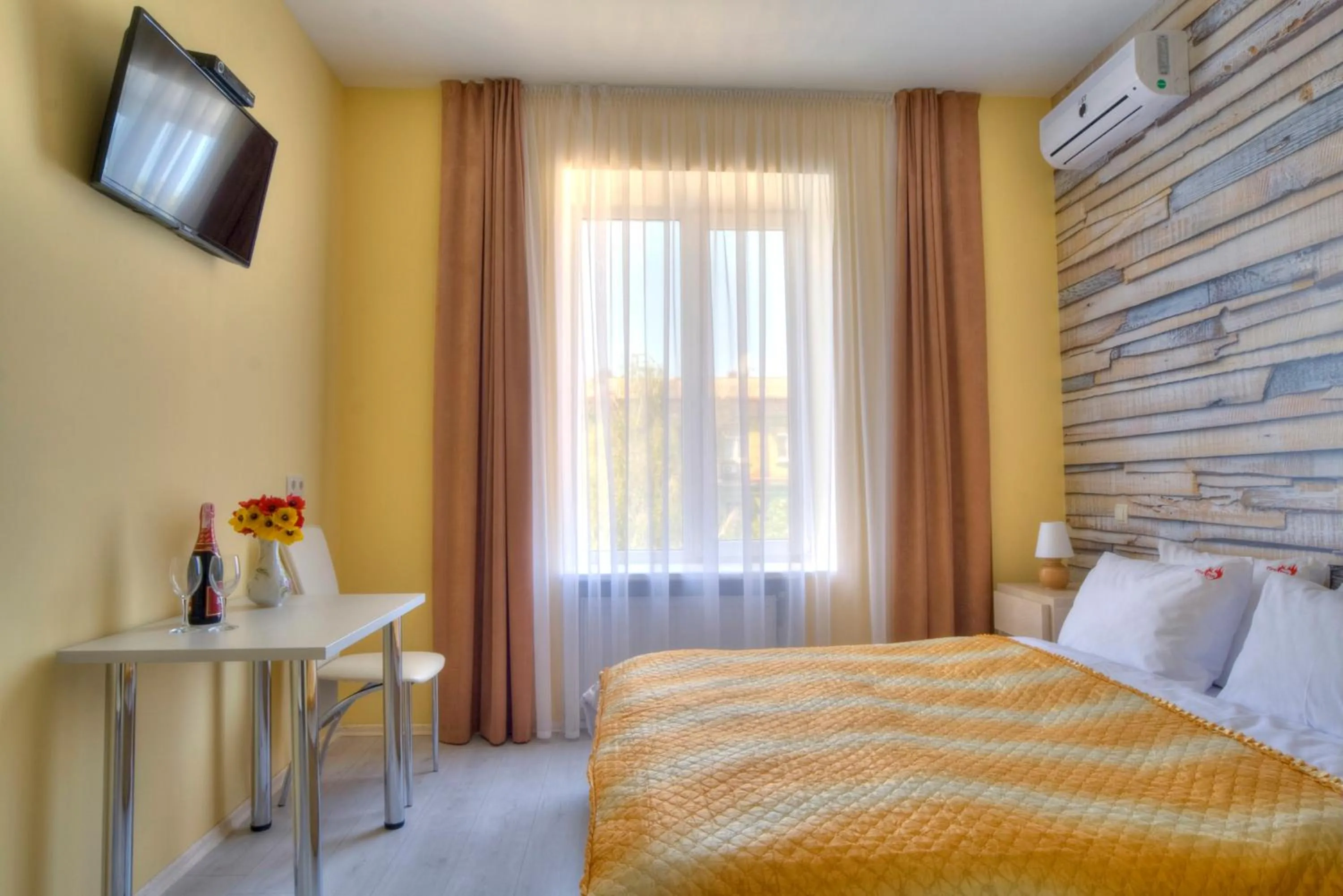 Bedroom, Bed in Fire Inn