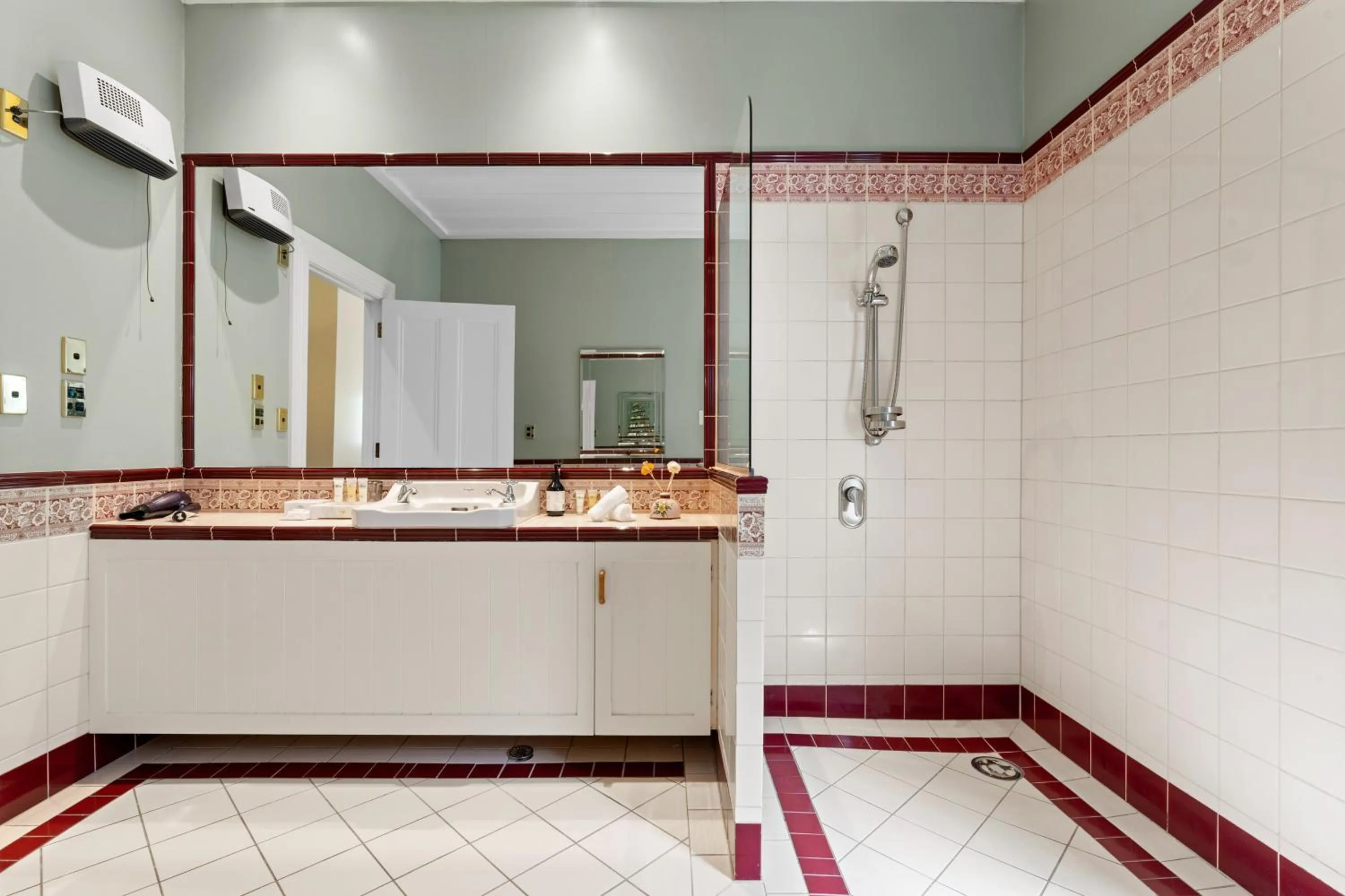 Shower in Aachen House