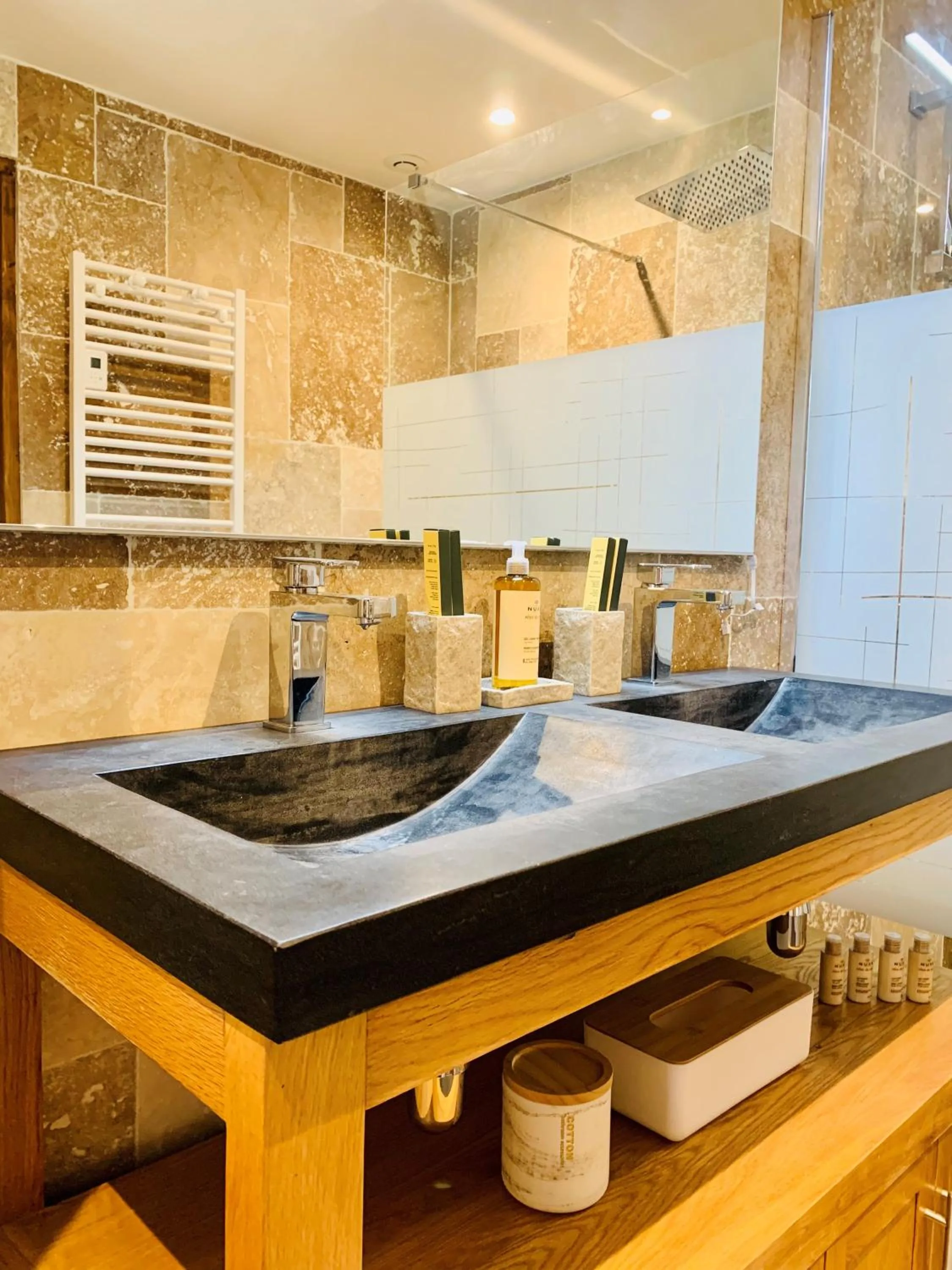 Bathroom in Domaine de Chalvêches Hôtel SPA 4*