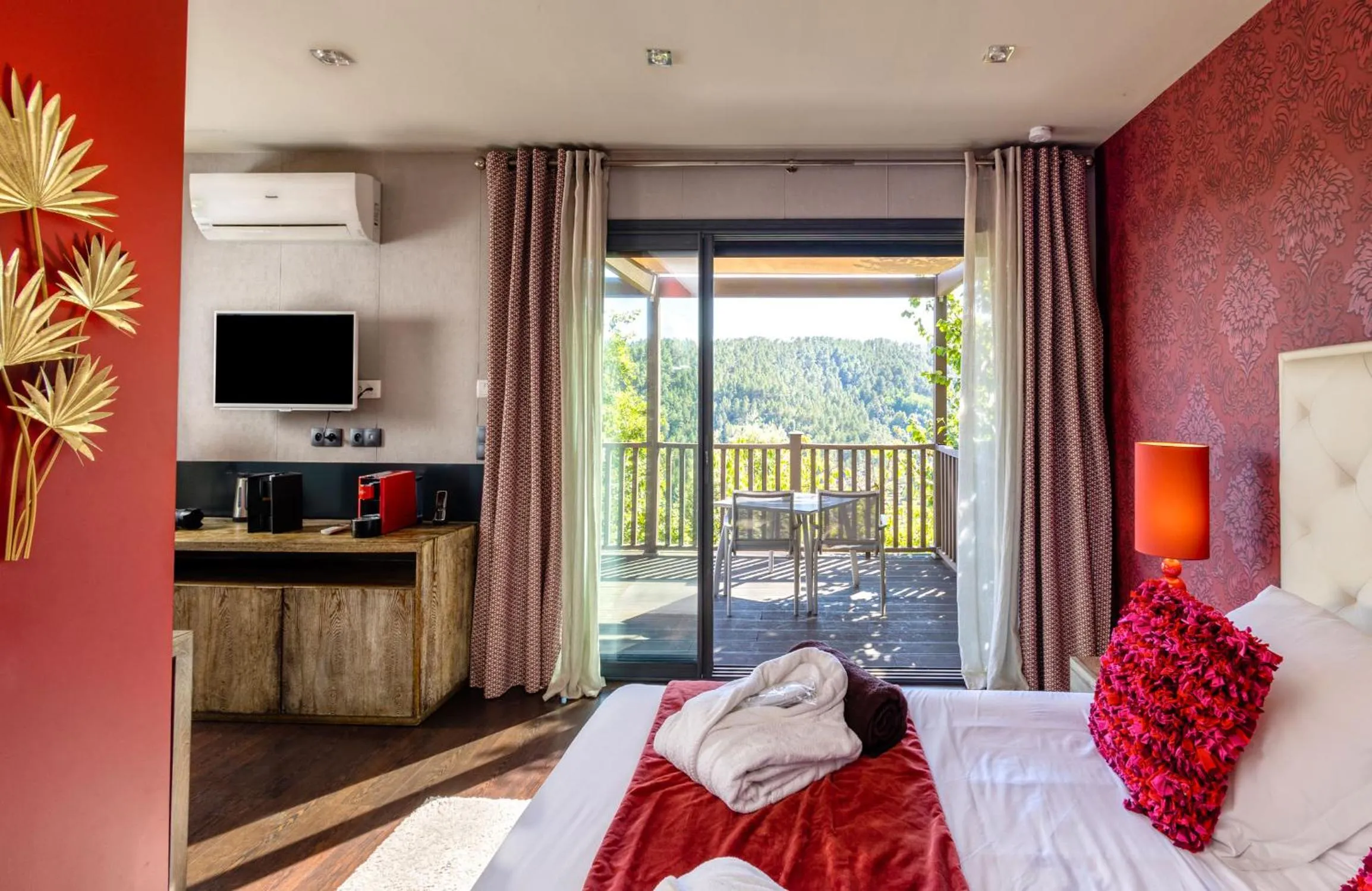 Bed in Domaine de Chalvêches Hôtel SPA 4*