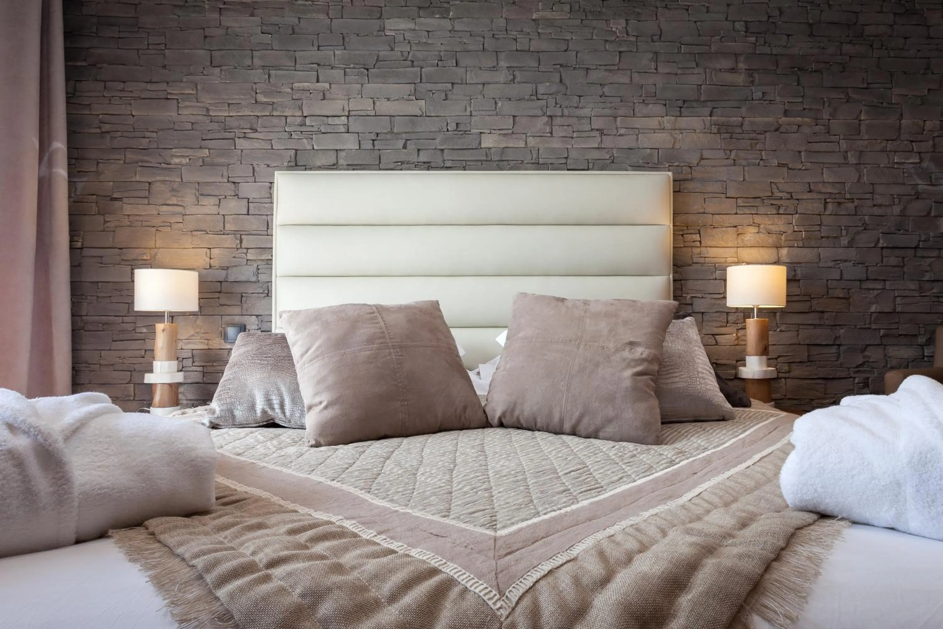 Bed in Domaine de Chalvêches Hôtel SPA 4*