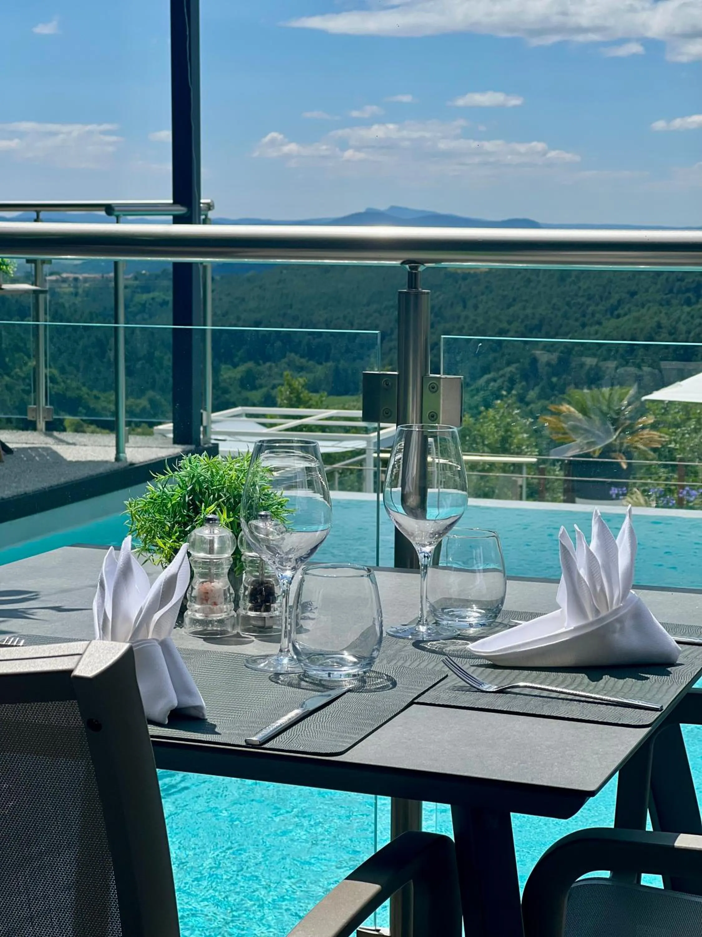 Restaurant/places to eat in Domaine de Chalvêches Hôtel SPA 4*