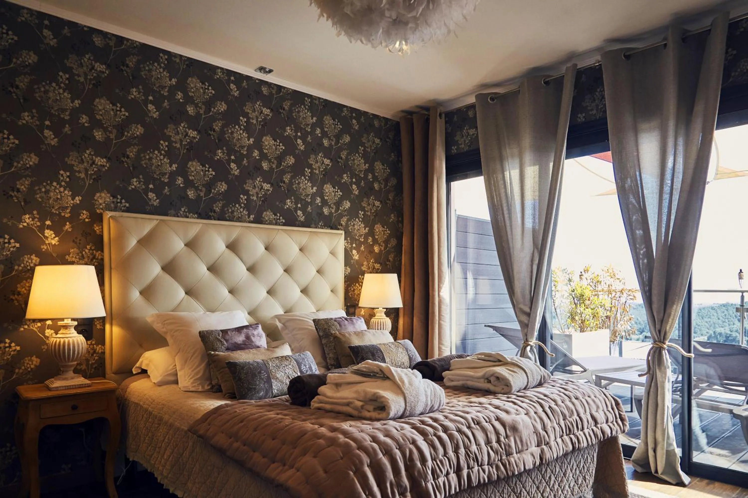 Bed in Domaine de Chalvêches Hôtel SPA 4*