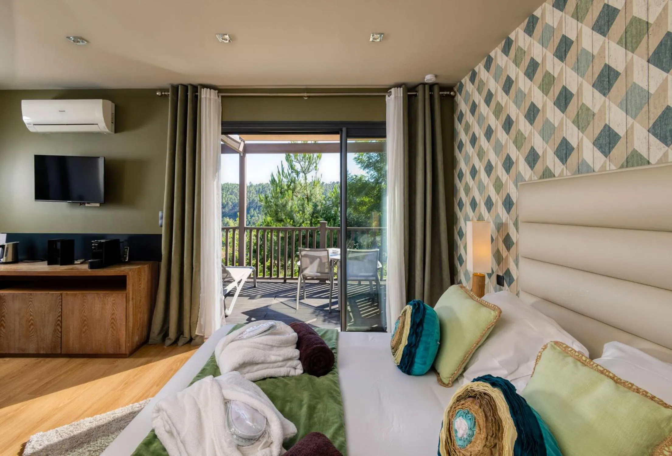 Bed in Domaine de Chalvêches Hôtel SPA 4*