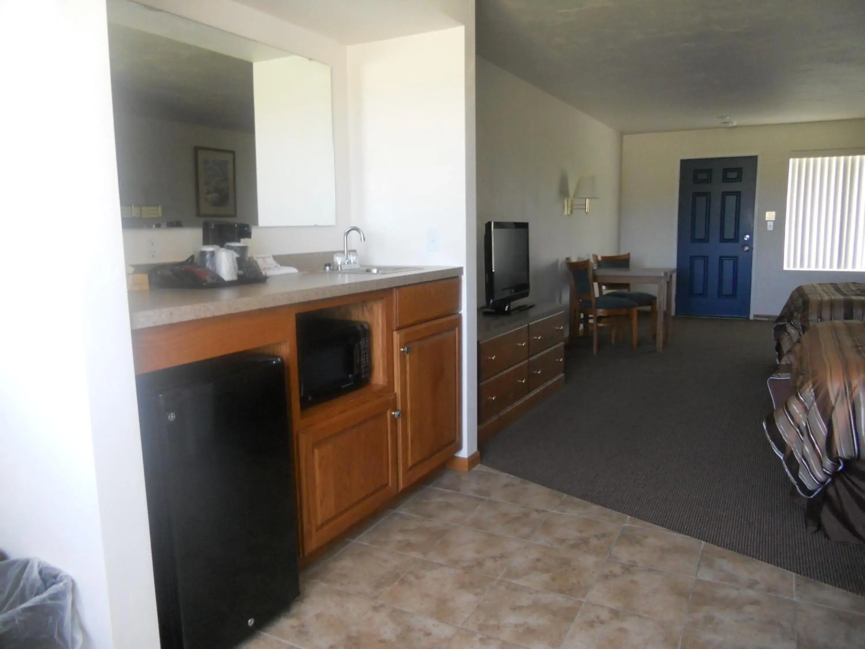 Queen Suite with Two Queen Beds and Sofa Bed in Coho Motel Queen Suite with Two Queen Beds and Sofa Bed in Coho Motel