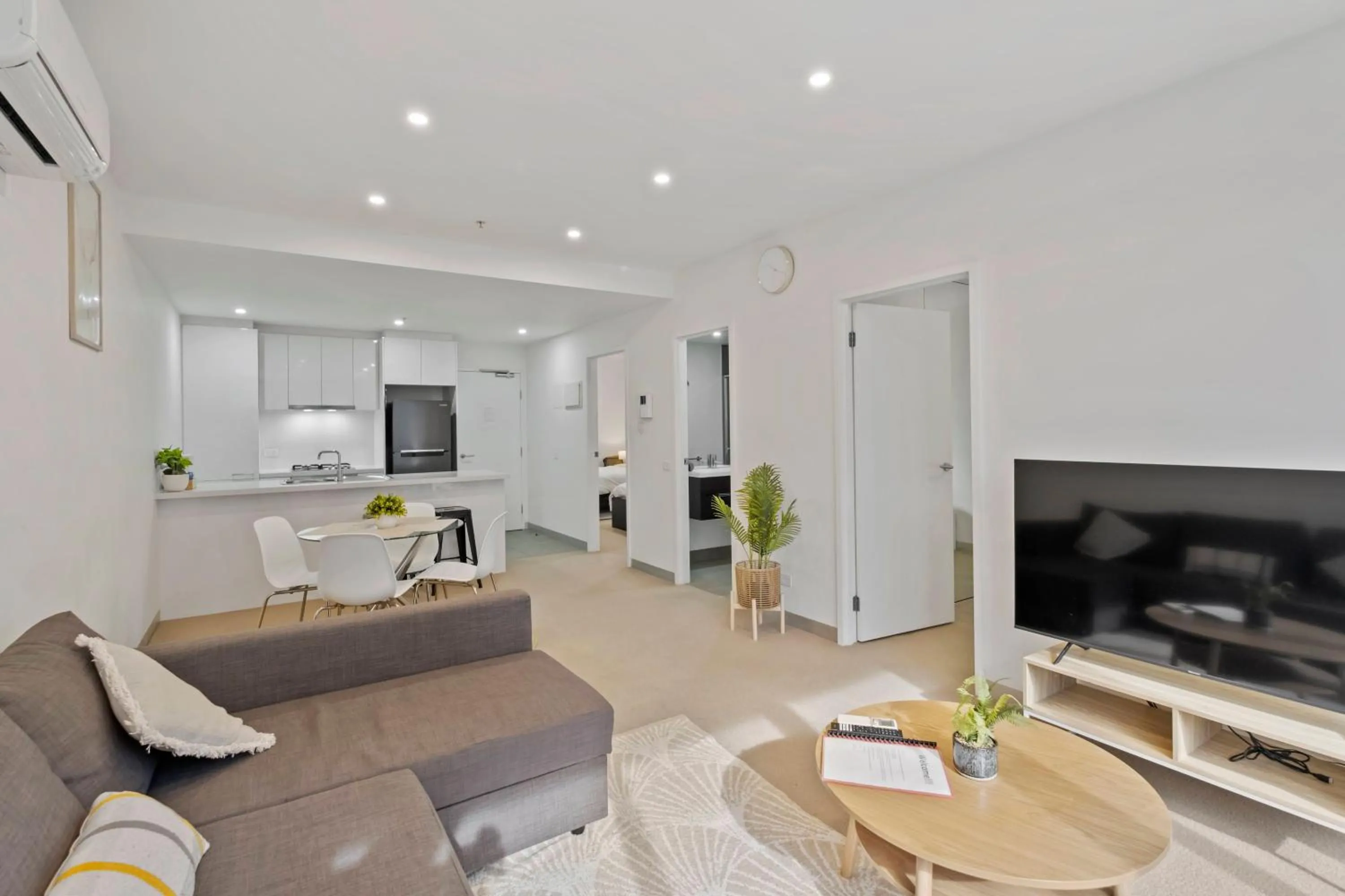 Southbank Apartment with Skyline View: 5-Min Walk to CROWN Casino