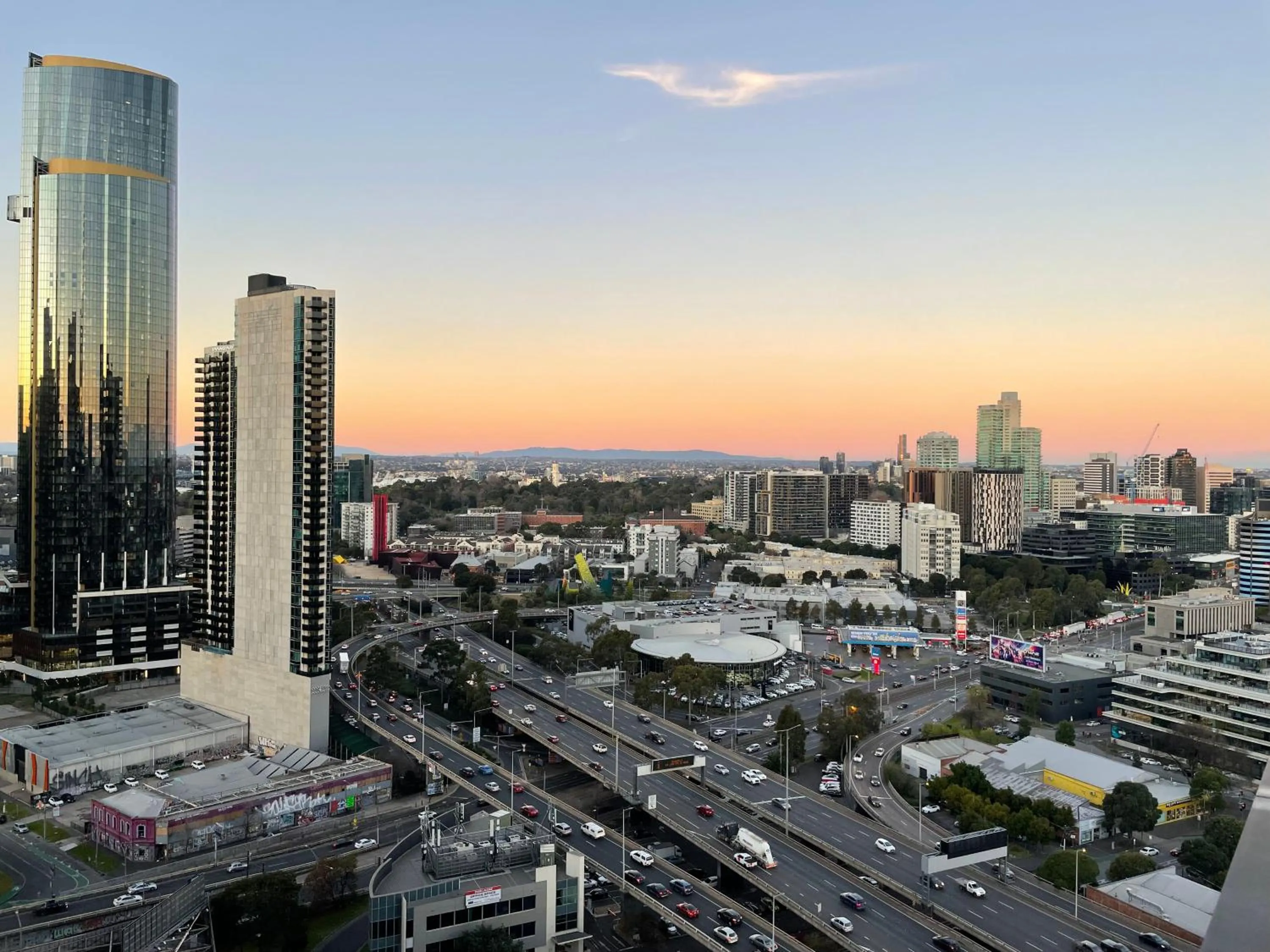 Southbank Apartment with Skyline View: 5-Min Walk to CROWN Casino