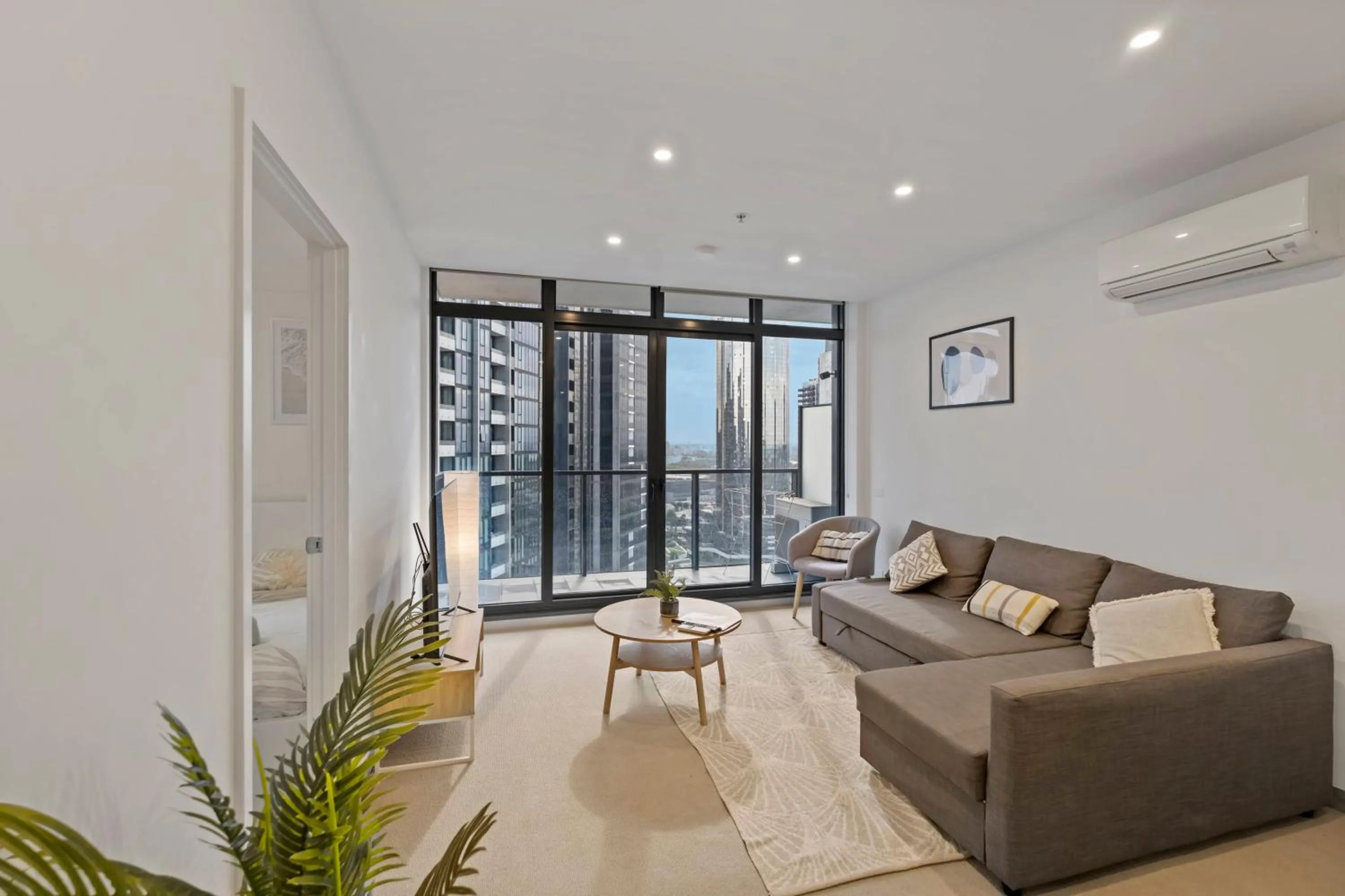 Southbank Apartment with Skyline View: 5-Min Walk to CROWN Casino