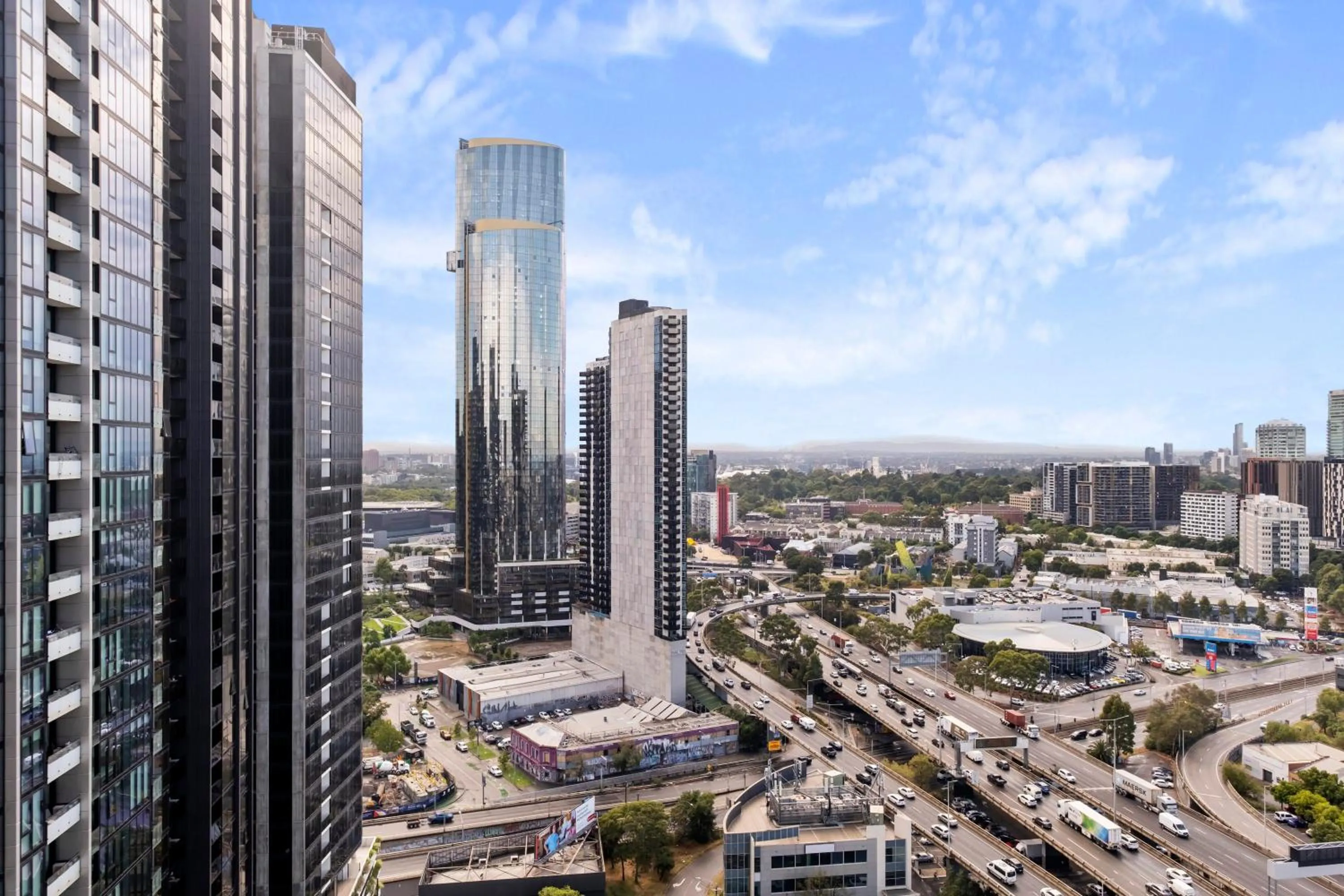 Southbank Apartment with Skyline View: 5-Min Walk to CROWN Casino