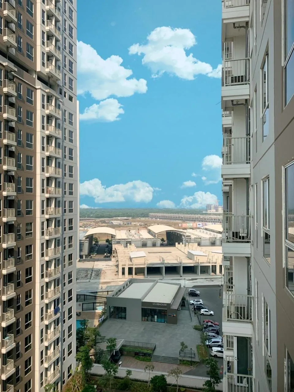 Day in Apartemen Tokyo Riverside PIK 2 by Benchmark