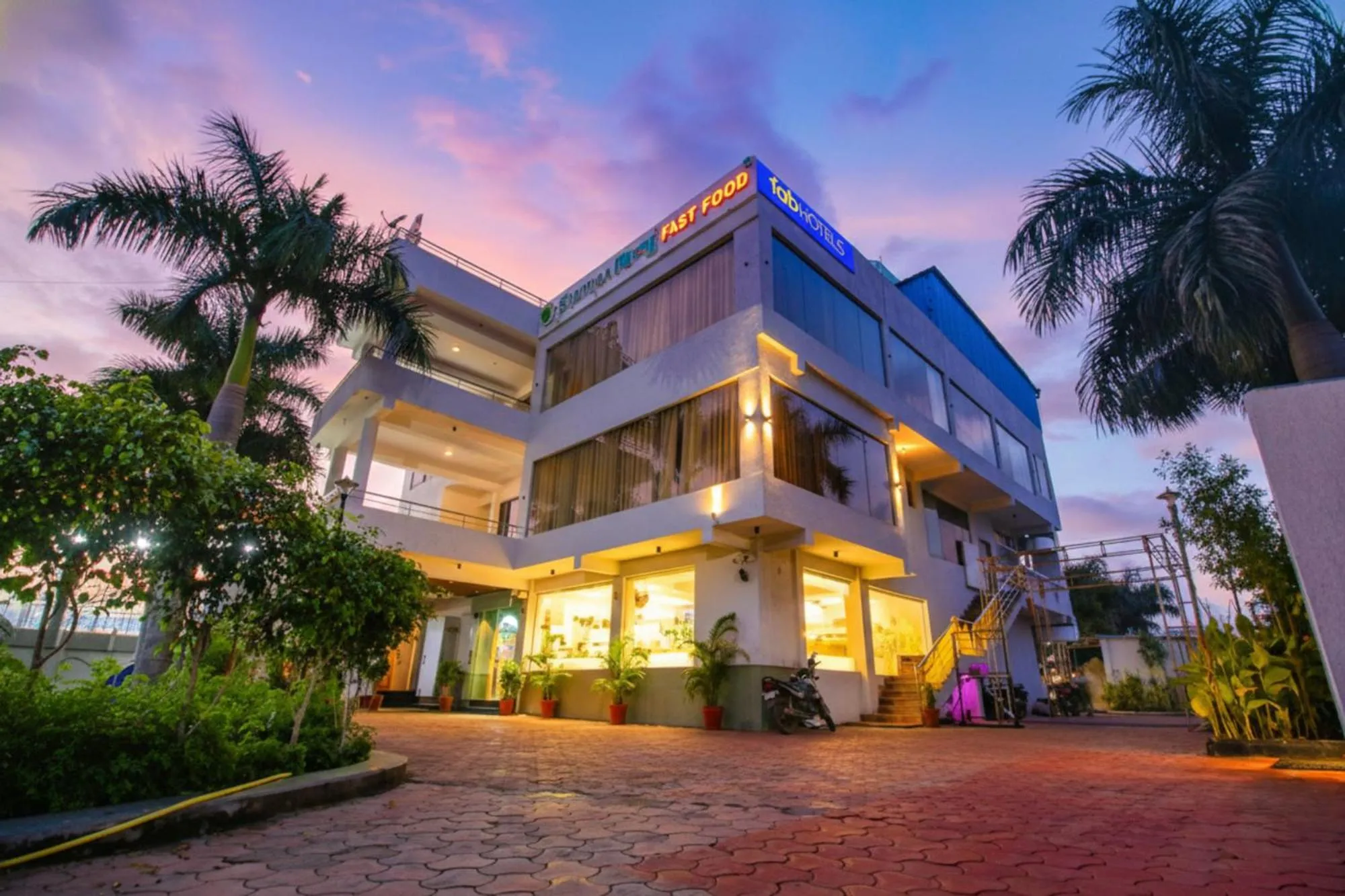 Facade/entrance in FabHotel Sharma & Vishnu Garden
