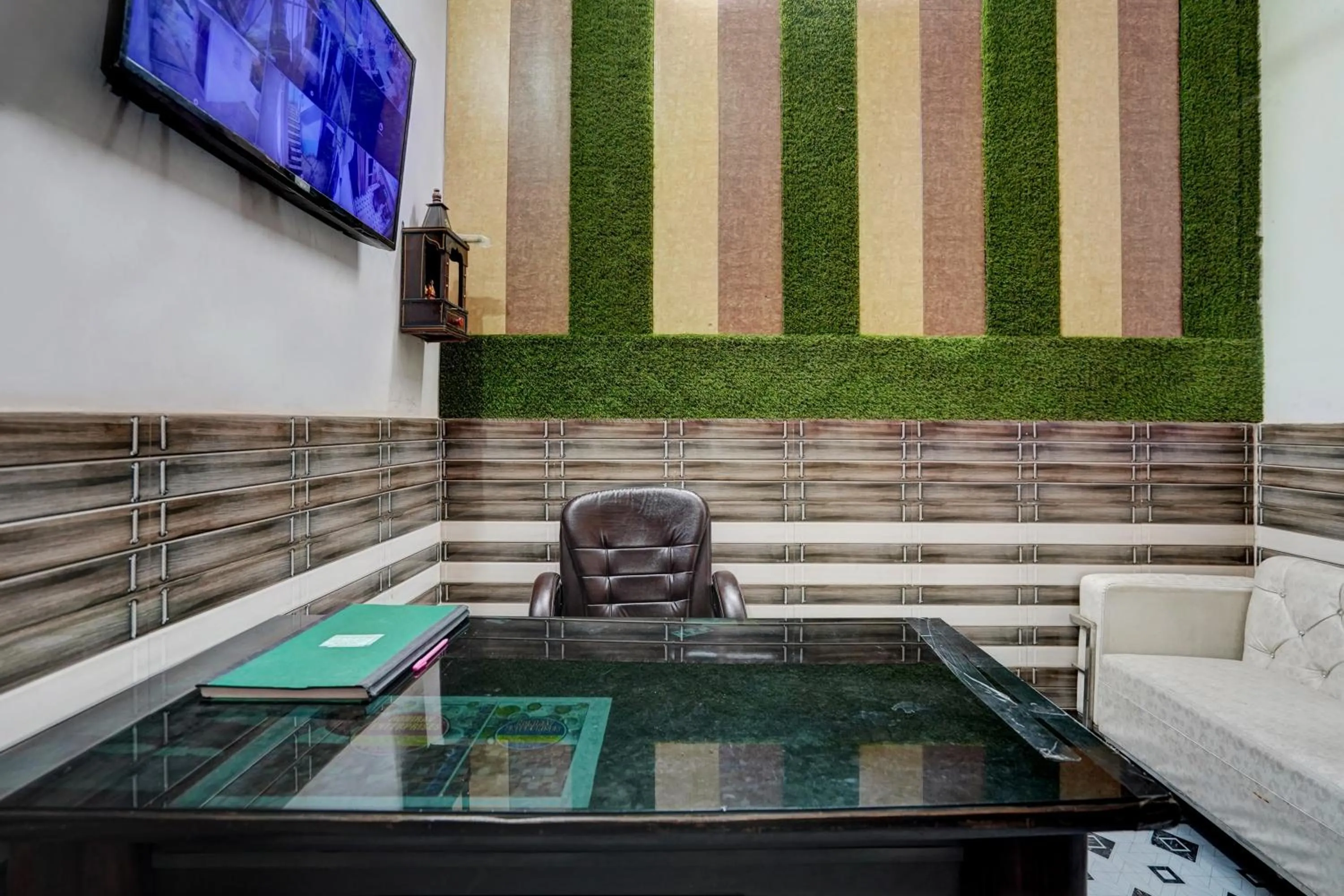 Lobby or reception in Hotel O The Honirav Hotel