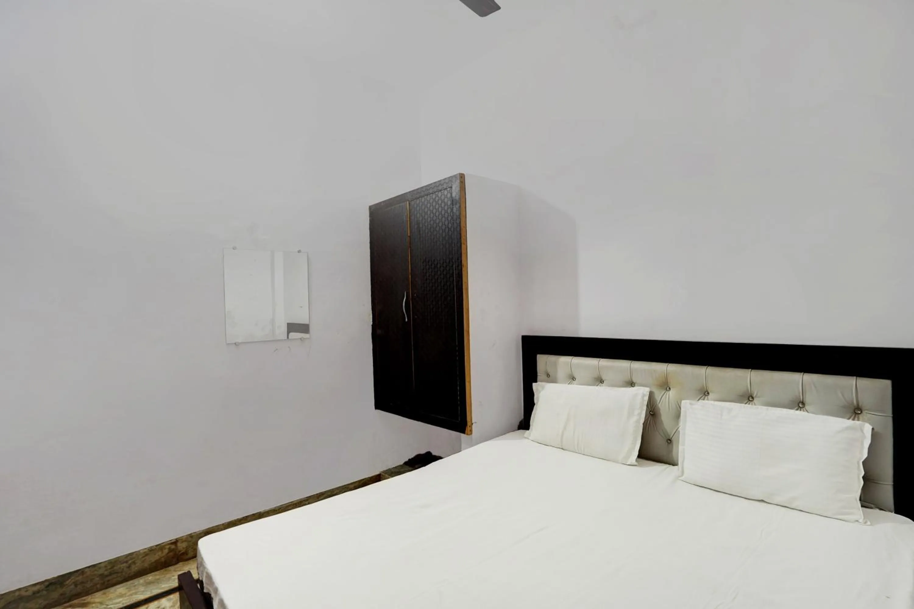 Bedroom in Hotel O The Honirav Hotel