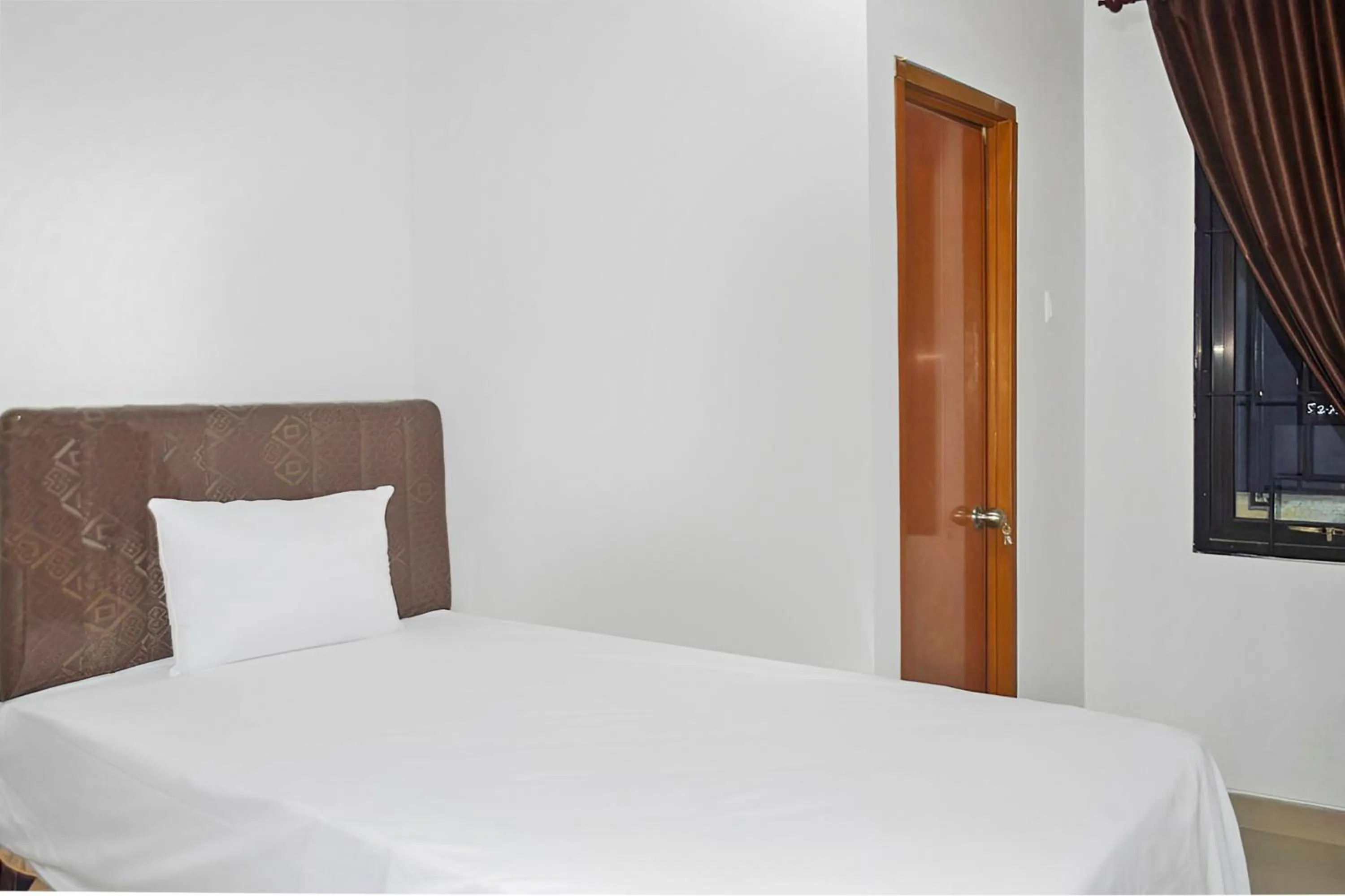 Bedroom in Super OYO 93085 Homy Stay Syariah